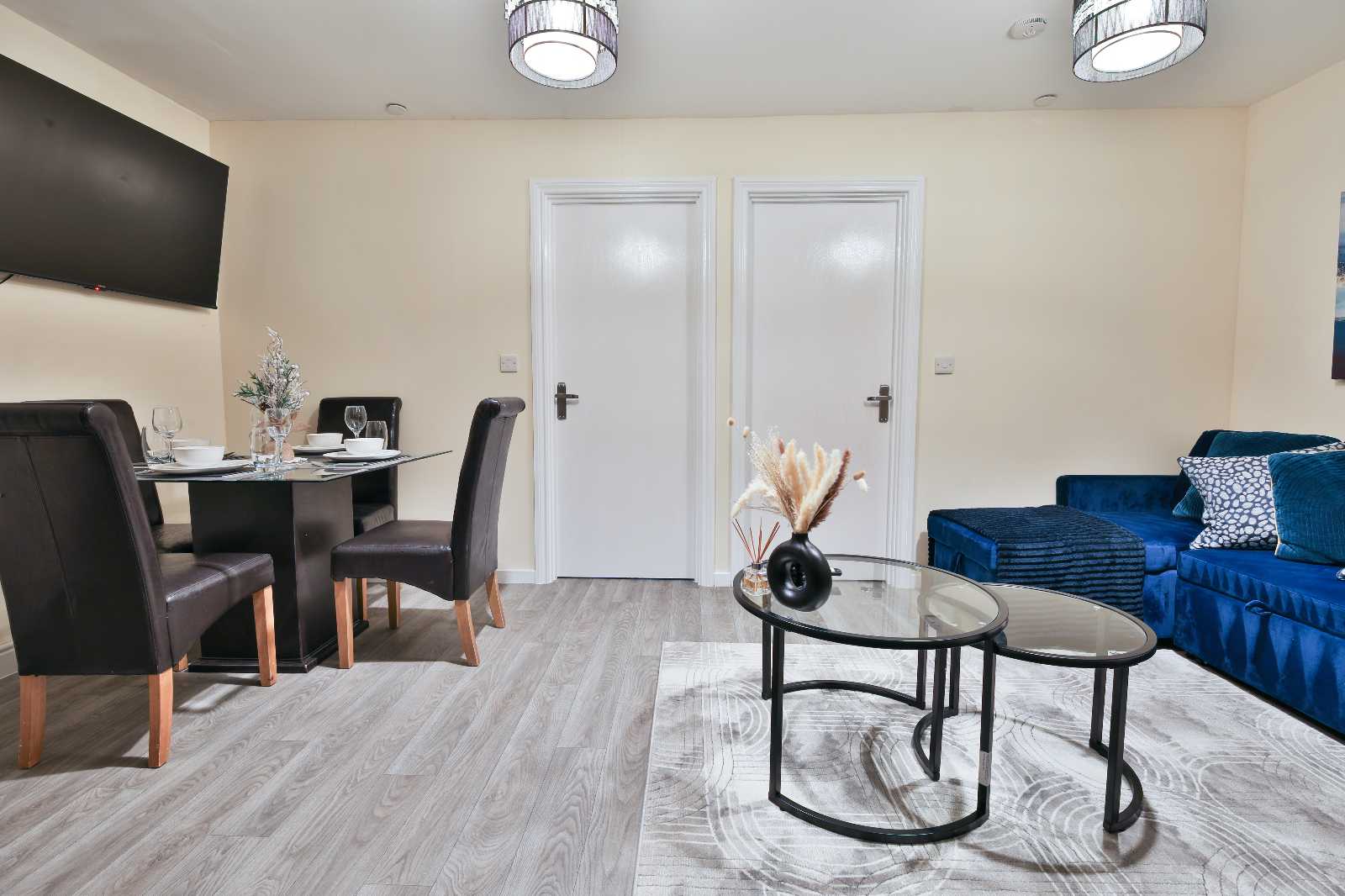 View Clifton Apartment in 21-22 Clifton Street, CF24 1LQ Clifton Apartment in 21-22 Clifton Street, CF24 1LQ - Property image 2 - VivreStays