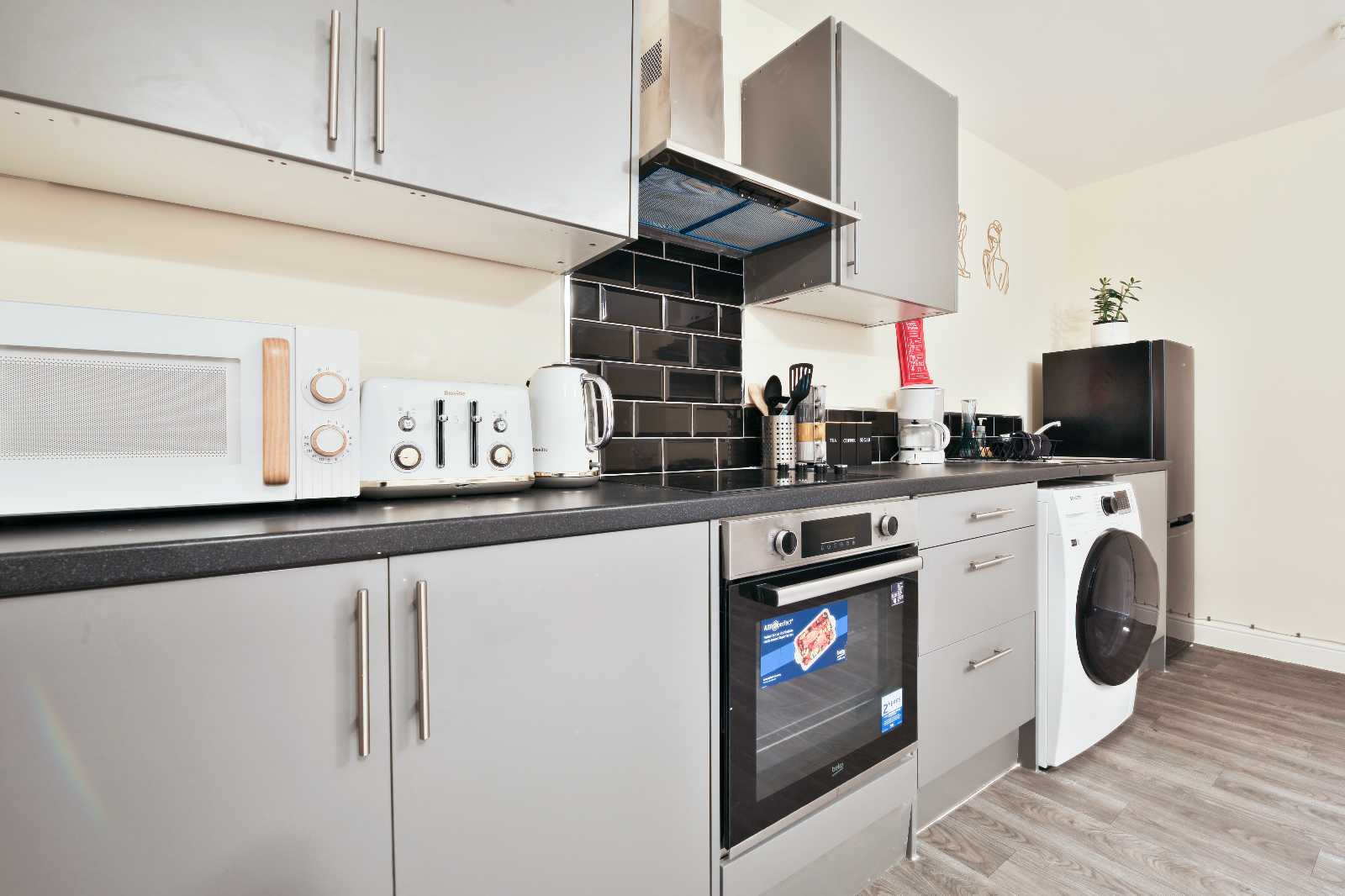 View Clifton Apartment in 21-22 Clifton Street, CF24 1LQ Clifton Apartment in 21-22 Clifton Street, CF24 1LQ - Property image 3 - VivreStays