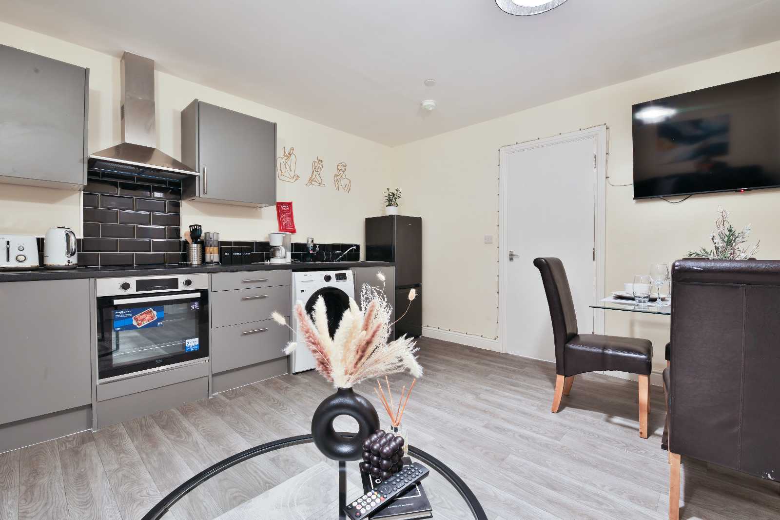 View Clifton Apartment in 21-22 Clifton Street, CF24 1LQ Clifton Apartment in 21-22 Clifton Street, CF24 1LQ - Property image 5 - VivreStays