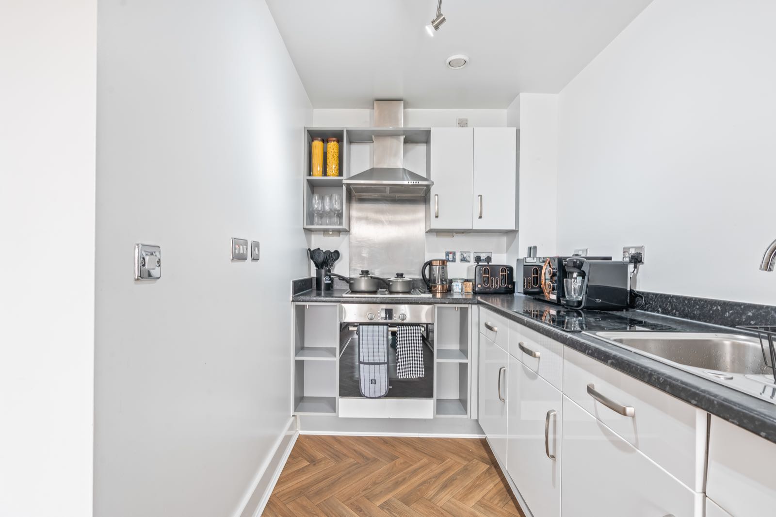 Cosy 1-Bedroom Apartment In Birmingham City Centre in B15 2EE, Birmingham, West Midlands, England, United Kingdom - Property image 79 - VivreStays