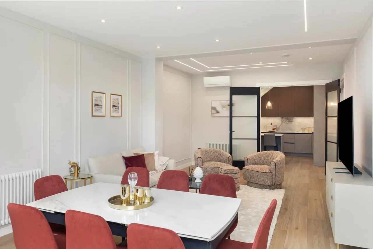 View 3 bed, 3 bath | Ground Floor Apartment | The Ridgeway NW11 in 47 The Ridgeway, London, NW11 8QP, United Kingdom 3 bed, 3 bath | Ground Floor Apartment | The Ridgeway NW11 in 47 The Ridgeway, London, NW11 8QP, United Kingdom - Property image 3 - VivreStays