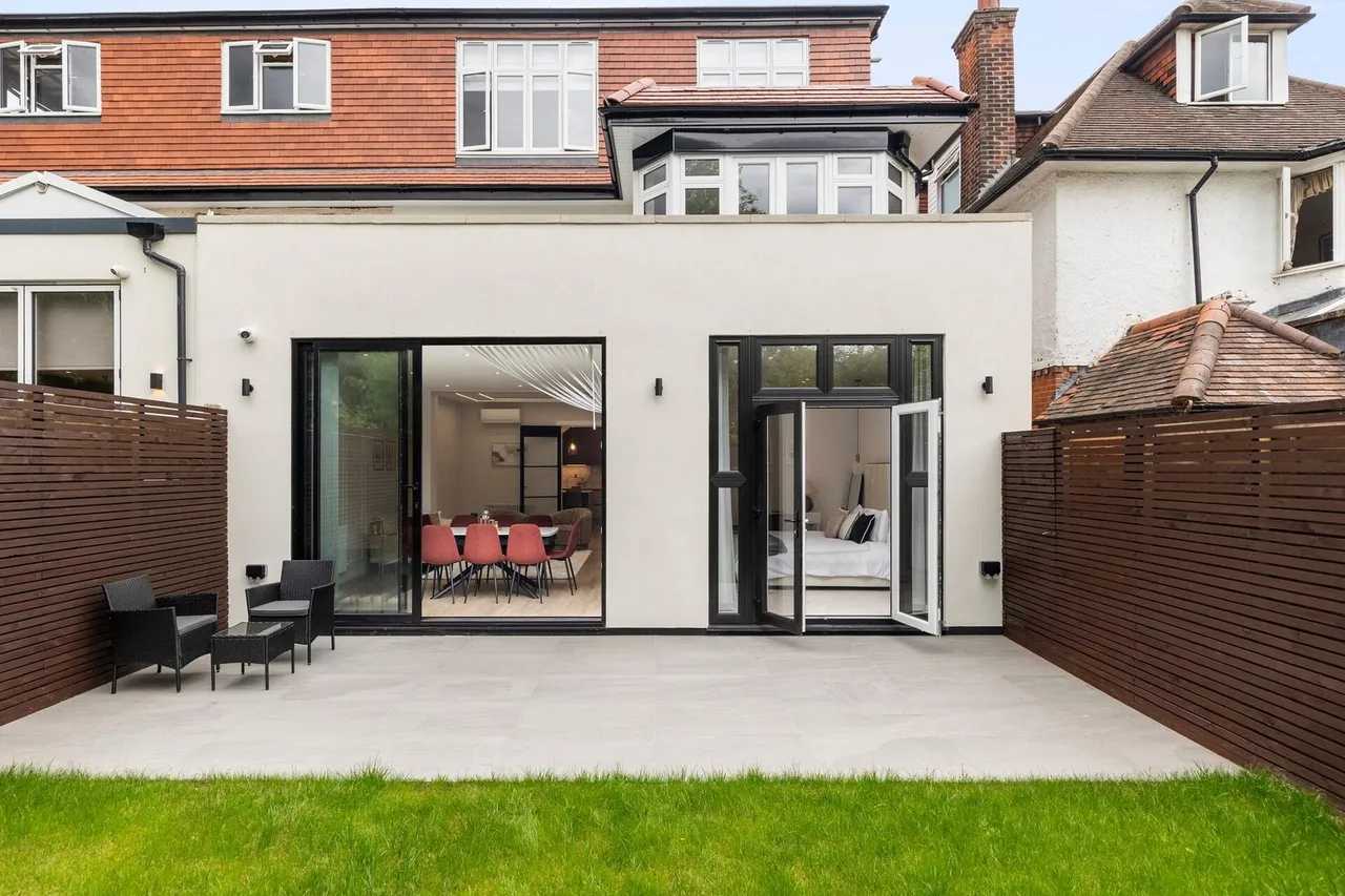 View 3 bed, 3 bath | Ground Floor Apartment | The Ridgeway NW11 in 47 The Ridgeway, London, NW11 8QP, United Kingdom 3 bed, 3 bath | Ground Floor Apartment | The Ridgeway NW11 in 47 The Ridgeway, London, NW11 8QP, United Kingdom - Property image 4 - VivreStays