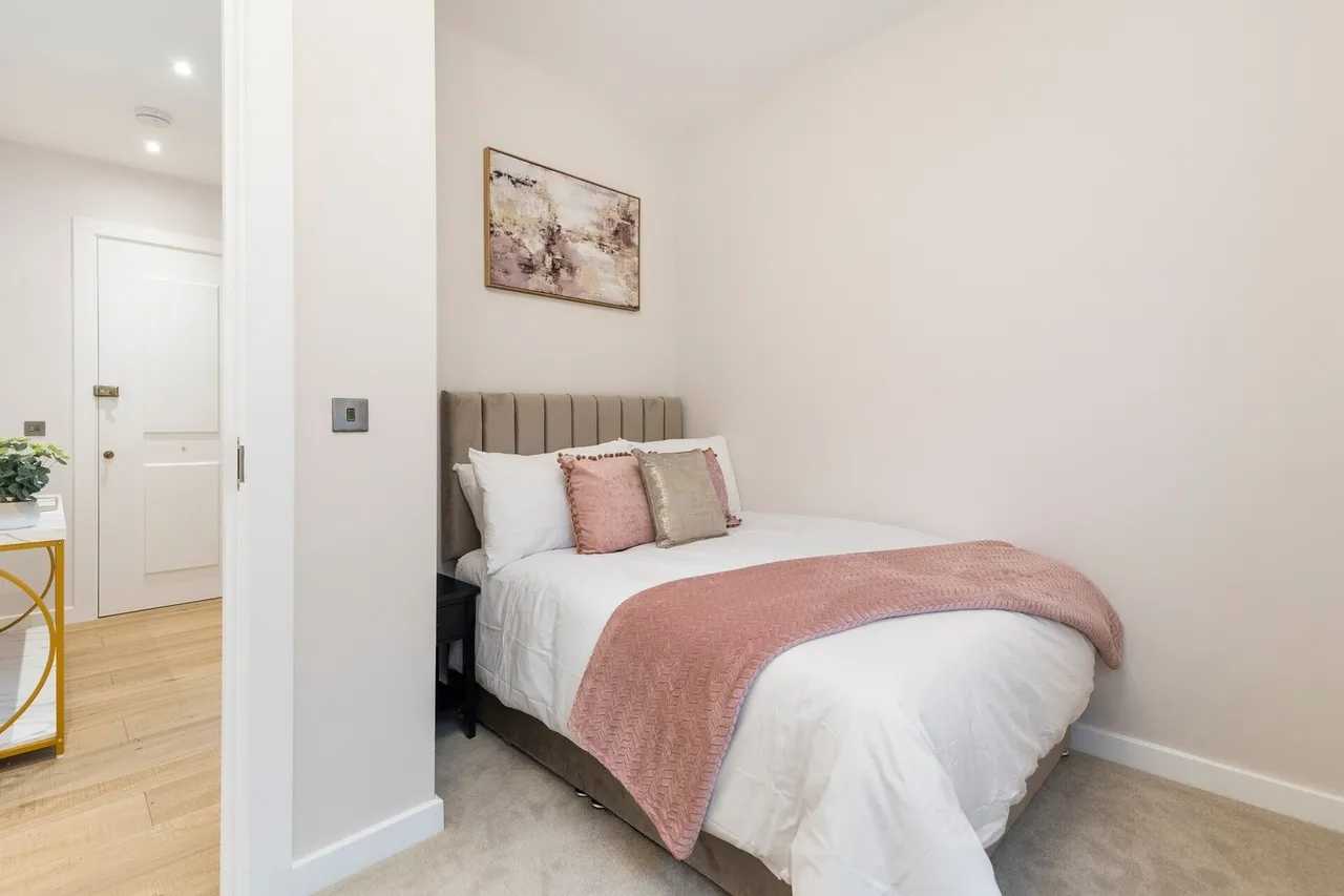 View 3 bed, 3 bath | Ground Floor Apartment | The Ridgeway NW11 in 47 The Ridgeway, London, NW11 8QP, United Kingdom 3 bed, 3 bath | Ground Floor Apartment | The Ridgeway NW11 in 47 The Ridgeway, London, NW11 8QP, United Kingdom - Property image 5 - VivreStays