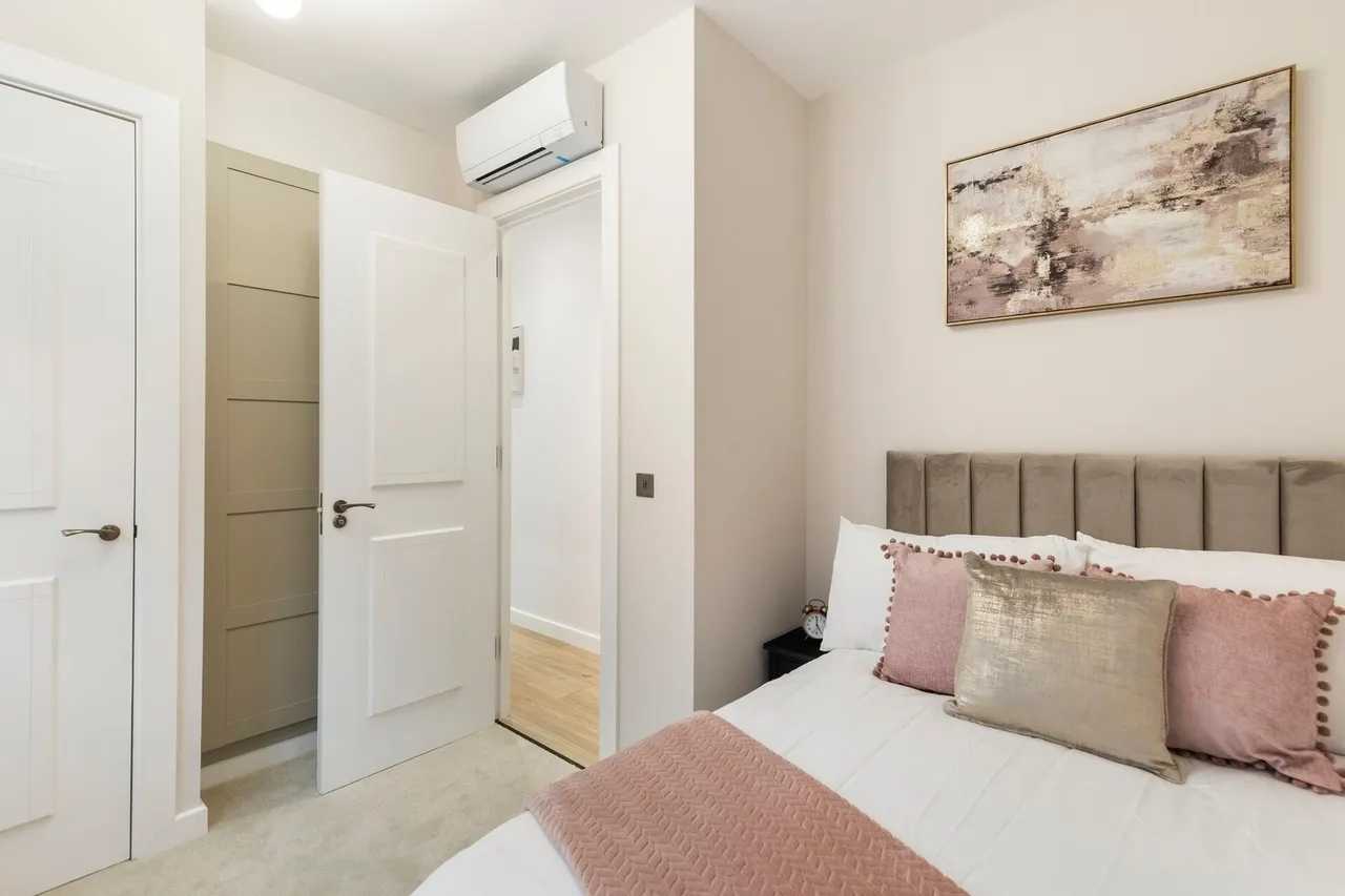 View 3 bed, 3 bath | Ground Floor Apartment | The Ridgeway NW11 in 47 The Ridgeway, London, NW11 8QP, United Kingdom 3 bed, 3 bath | Ground Floor Apartment | The Ridgeway NW11 in 47 The Ridgeway, London, NW11 8QP, United Kingdom - Property image 13 - VivreStays