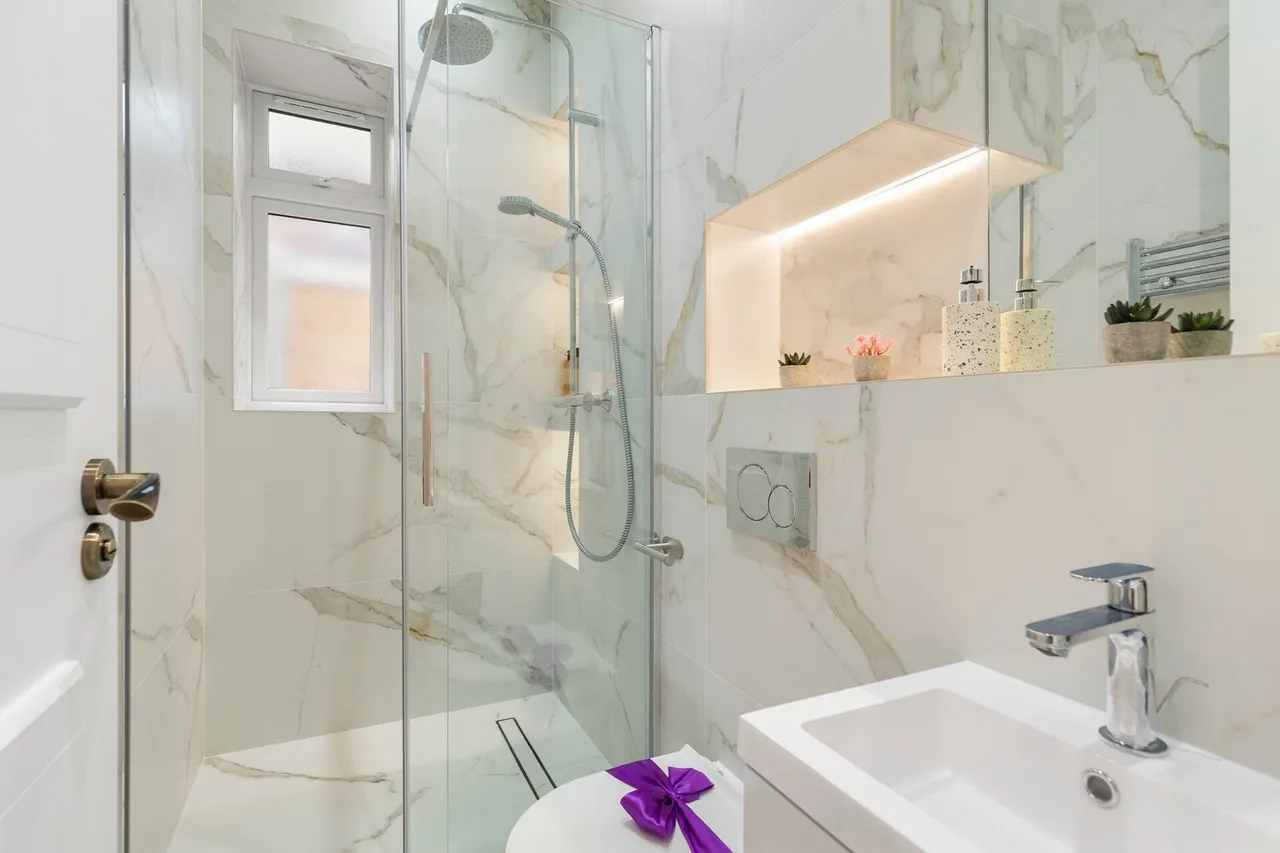 View 3 bed, 3 bath | Ground Floor Apartment | The Ridgeway NW11 in 47 The Ridgeway, London, NW11 8QP, United Kingdom 3 bed, 3 bath | Ground Floor Apartment | The Ridgeway NW11 in 47 The Ridgeway, London, NW11 8QP, United Kingdom - Property image 22 - VivreStays