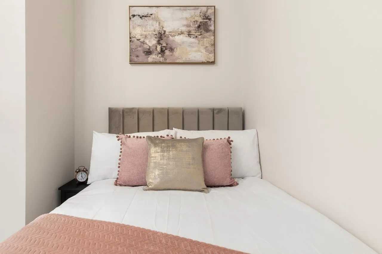 View 3 bed, 3 bath | Ground Floor Apartment | The Ridgeway NW11 in 47 The Ridgeway, London, NW11 8QP, United Kingdom 3 bed, 3 bath | Ground Floor Apartment | The Ridgeway NW11 in 47 The Ridgeway, London, NW11 8QP, United Kingdom - Property image 12 - VivreStays