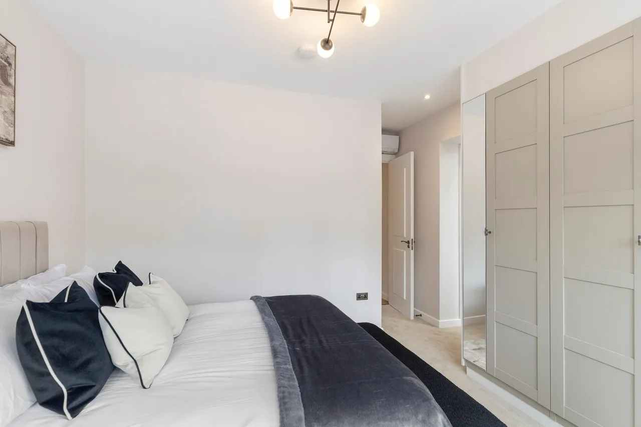 View 3 bed, 3 bath | Ground Floor Apartment | The Ridgeway NW11 in 47 The Ridgeway, London, NW11 8QP, United Kingdom 3 bed, 3 bath | Ground Floor Apartment | The Ridgeway NW11 in 47 The Ridgeway, London, NW11 8QP, United Kingdom - Property image 16 - VivreStays