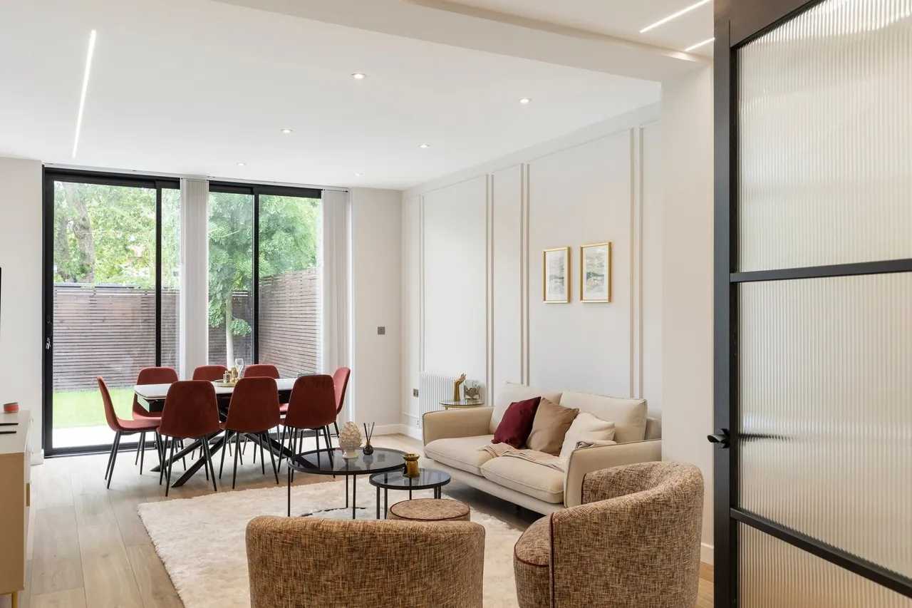 View 3 bed, 3 bath | Ground Floor Apartment | The Ridgeway NW11 in 47 The Ridgeway, London, NW11 8QP, United Kingdom 3 bed, 3 bath | Ground Floor Apartment | The Ridgeway NW11 in 47 The Ridgeway, London, NW11 8QP, United Kingdom - Property image 8 - VivreStays