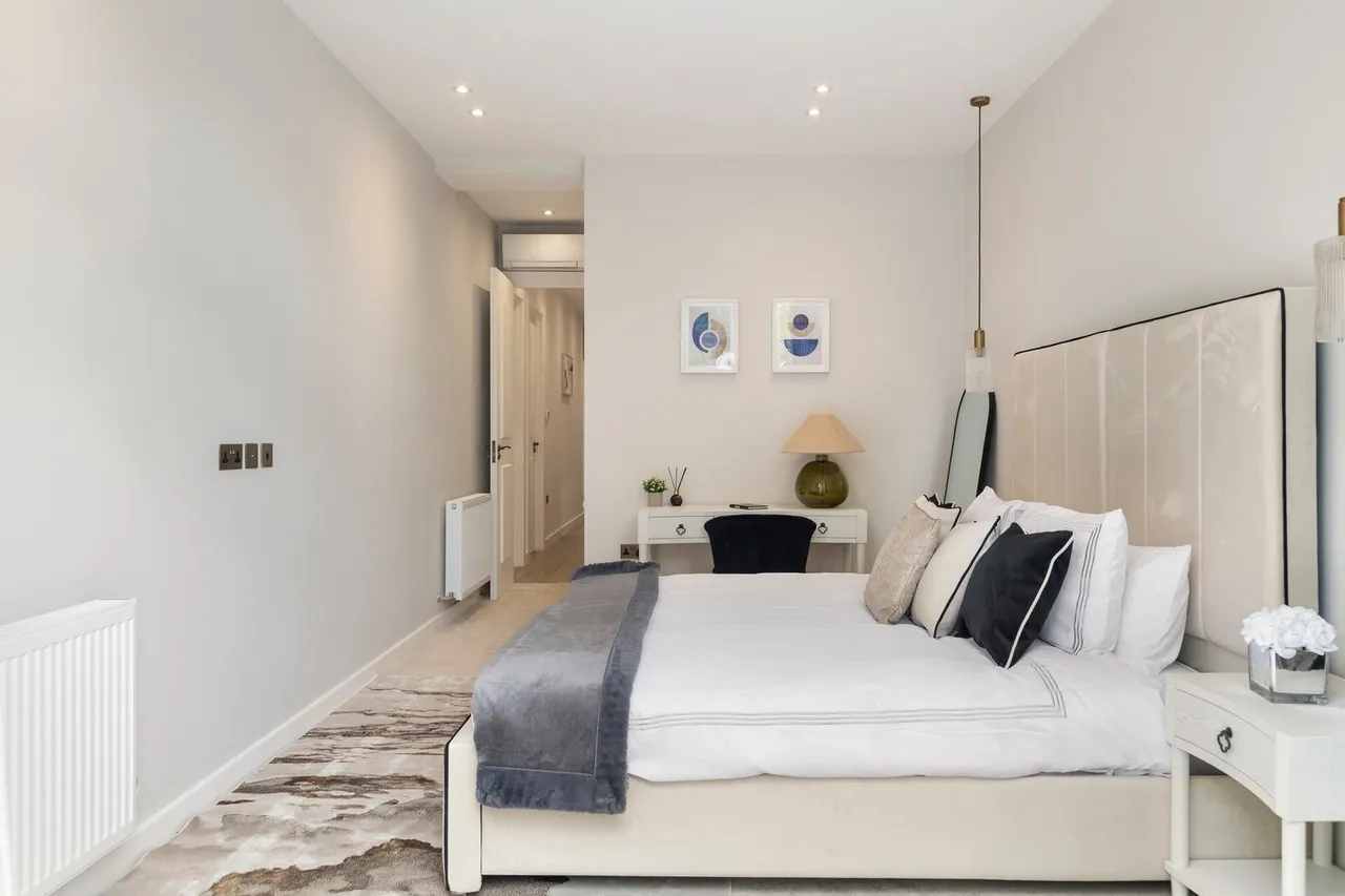 View 3 bed, 3 bath | Ground Floor Apartment | The Ridgeway NW11 in 47 The Ridgeway, London, NW11 8QP, United Kingdom 3 bed, 3 bath | Ground Floor Apartment | The Ridgeway NW11 in 47 The Ridgeway, London, NW11 8QP, United Kingdom - Property image 15 - VivreStays
