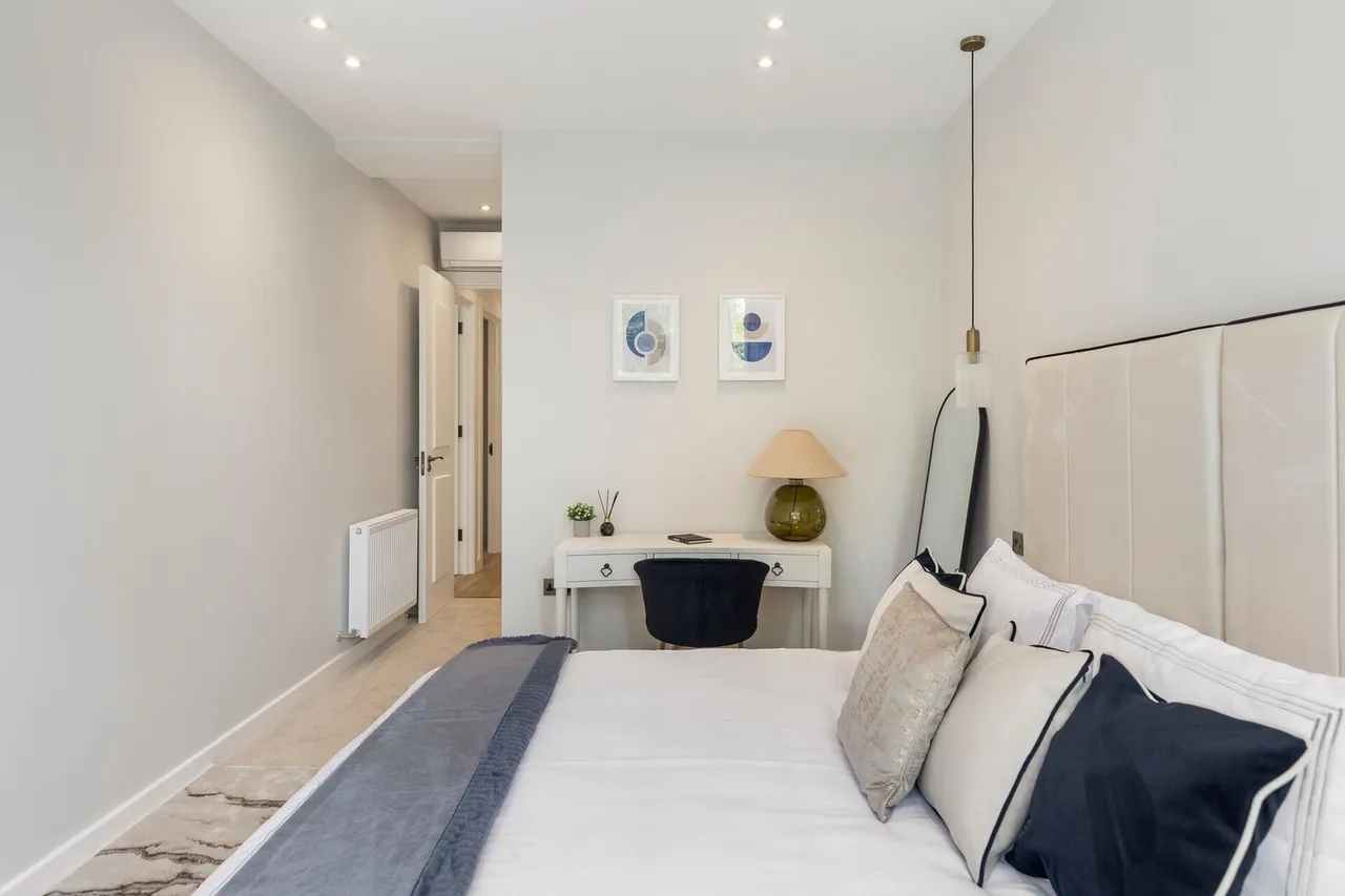 View 3 bed, 3 bath | Ground Floor Apartment | The Ridgeway NW11 in 47 The Ridgeway, London, NW11 8QP, United Kingdom 3 bed, 3 bath | Ground Floor Apartment | The Ridgeway NW11 in 47 The Ridgeway, London, NW11 8QP, United Kingdom - Property image 17 - VivreStays