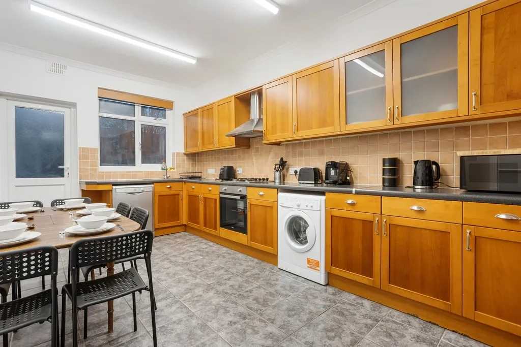 3 bed, 1 bath | Ground Floor | Free Parking | The Avenue N8 in 15 The Avenue, Haringey, London, N8 0JR, United Kingdom - Property image 2 - VivreStays