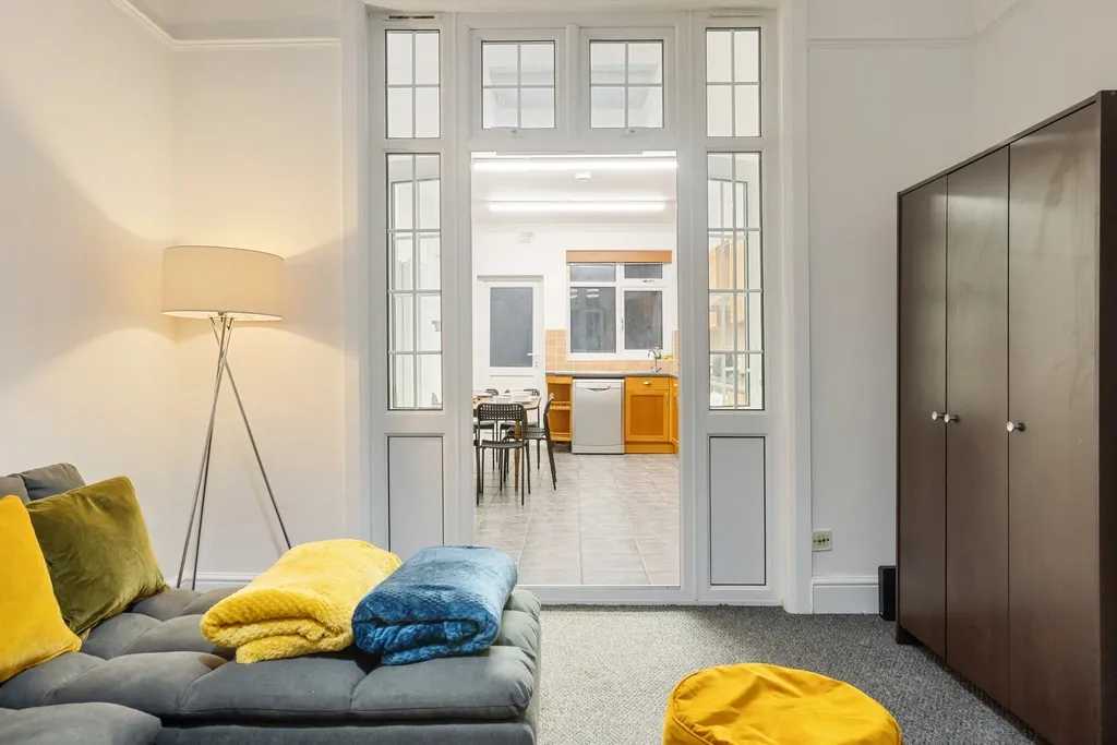 3 bed, 1 bath | Ground Floor | Free Parking | The Avenue N8 in 15 The Avenue, Haringey, London, N8 0JR, United Kingdom - Property image 3 - VivreStays