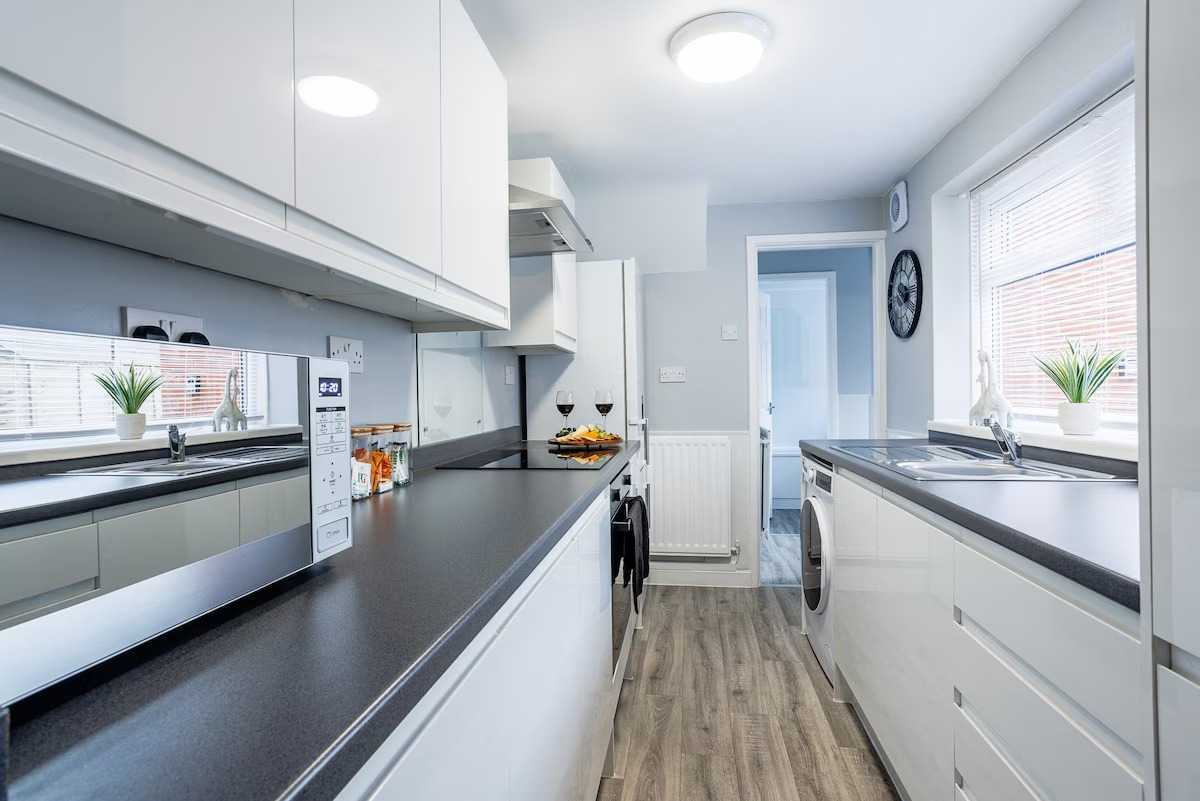 2 bed, 1 bath | GF | FREE Street Parking | FREE Fortnightly Clean | Lily Avenue NE22 in NE22 5BB, Bedlington, Northumberland, England, United Kingdom - Property image 3 - VivreStays
