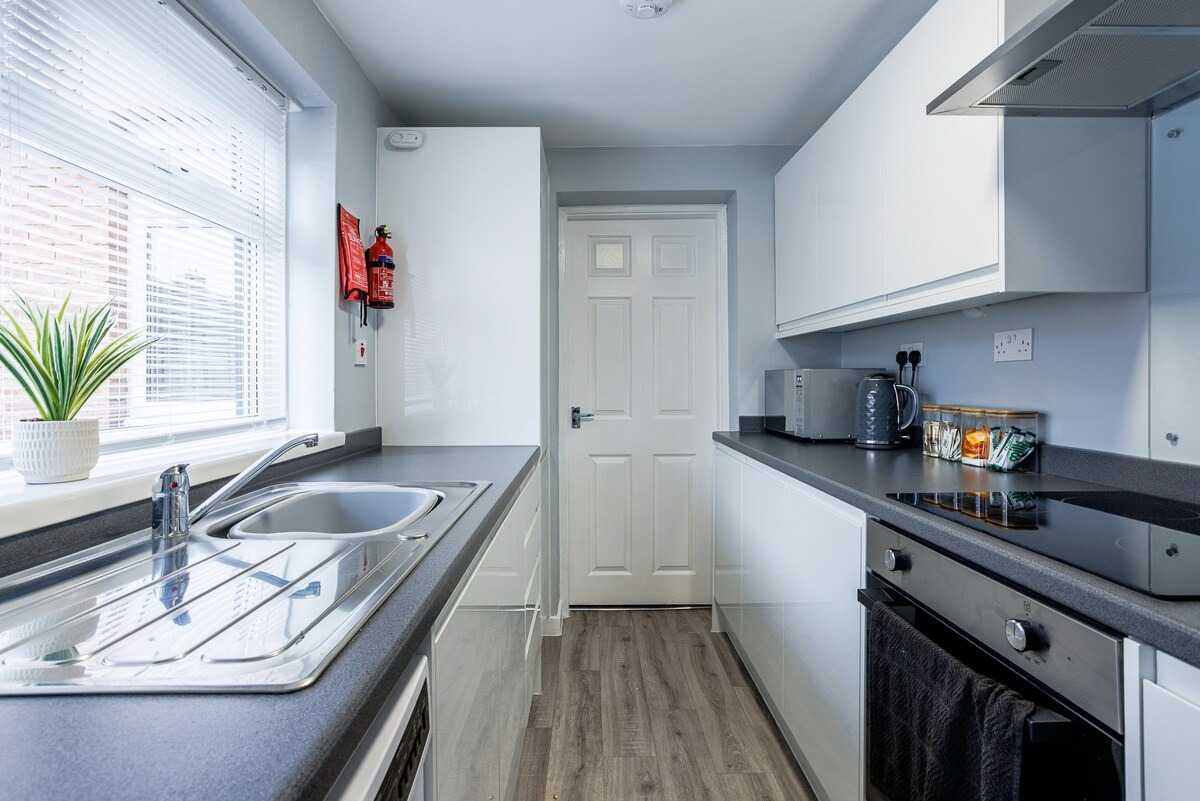 2 bed, 1 bath | GF | FREE Street Parking | FREE Fortnightly Clean | Lily Avenue NE22 in NE22 5BB, Bedlington, Northumberland, England, United Kingdom - Property image 9 - VivreStays