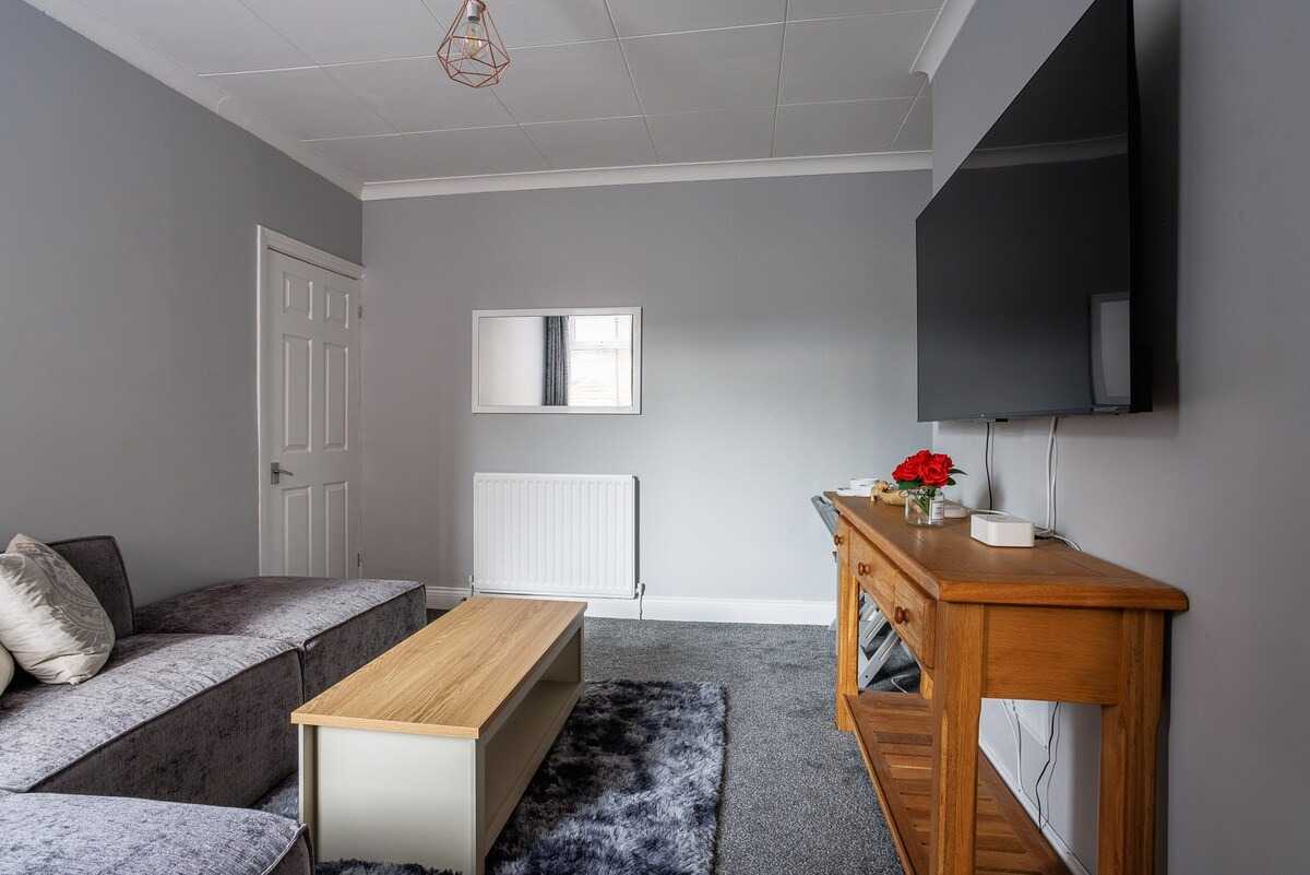 2 bed, 1 bath | GF | FREE Street Parking | FREE Fortnightly Clean | Lily Avenue NE22 in NE22 5BB, Bedlington, Northumberland, England, United Kingdom - Property image 2 - VivreStays