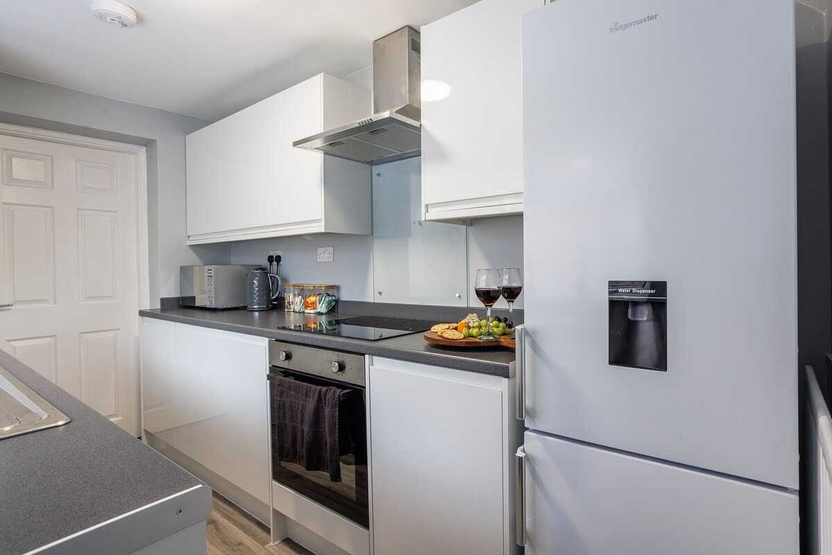 2 bed, 1 bath | GF | FREE Street Parking | FREE Fortnightly Clean | Lily Avenue NE22 in NE22 5BB, Bedlington, Northumberland, England, United Kingdom - Property image 4 - VivreStays