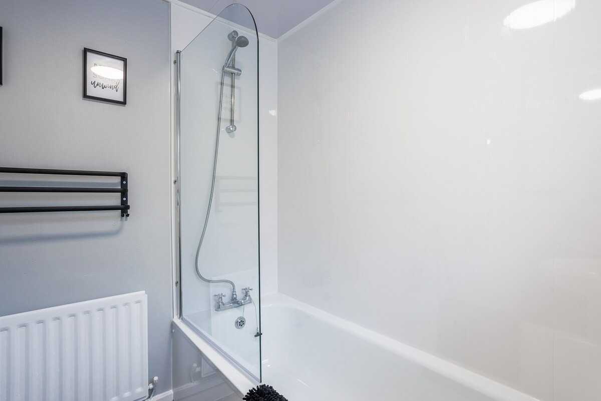 2 bed, 1 bath | GF | FREE Street Parking | FREE Fortnightly Clean | Lily Avenue NE22 in NE22 5BB, Bedlington, Northumberland, England, United Kingdom - Property image 12 - VivreStays