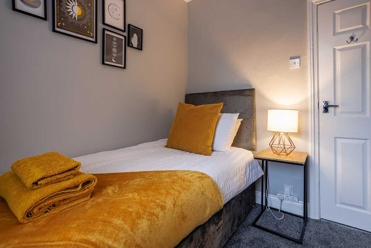 2 bed, 1 bath | GF | FREE Street Parking | FREE Fortnightly Clean | Lily Avenue NE22 in NE22 5BB, Bedlington, Northumberland, England, United Kingdom - Property image 16 - VivreStays