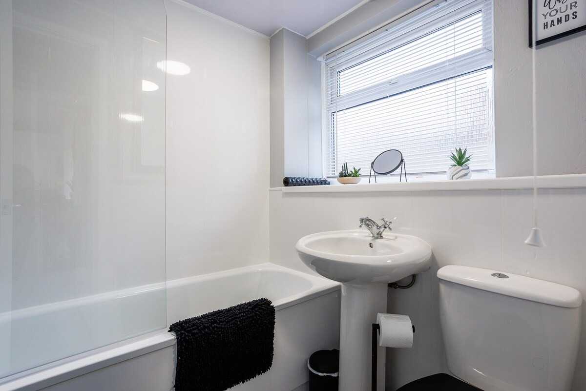 2 bed, 1 bath | GF | FREE Street Parking | FREE Fortnightly Clean | Lily Avenue NE22 in NE22 5BB, Bedlington, Northumberland, England, United Kingdom - Property image 22 - VivreStays