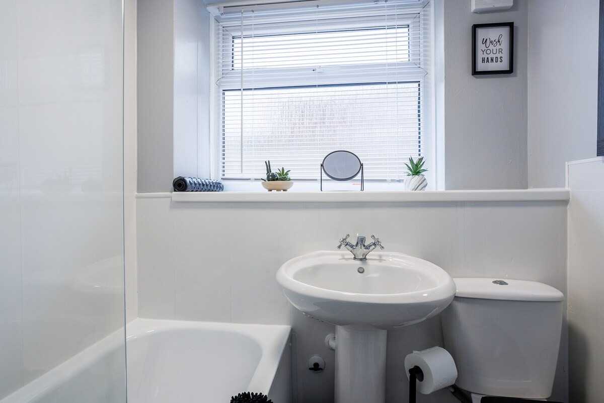 2 bed, 1 bath | GF | FREE Street Parking | FREE Fortnightly Clean | Lily Avenue NE22 in NE22 5BB, Bedlington, Northumberland, England, United Kingdom - Property image 21 - VivreStays