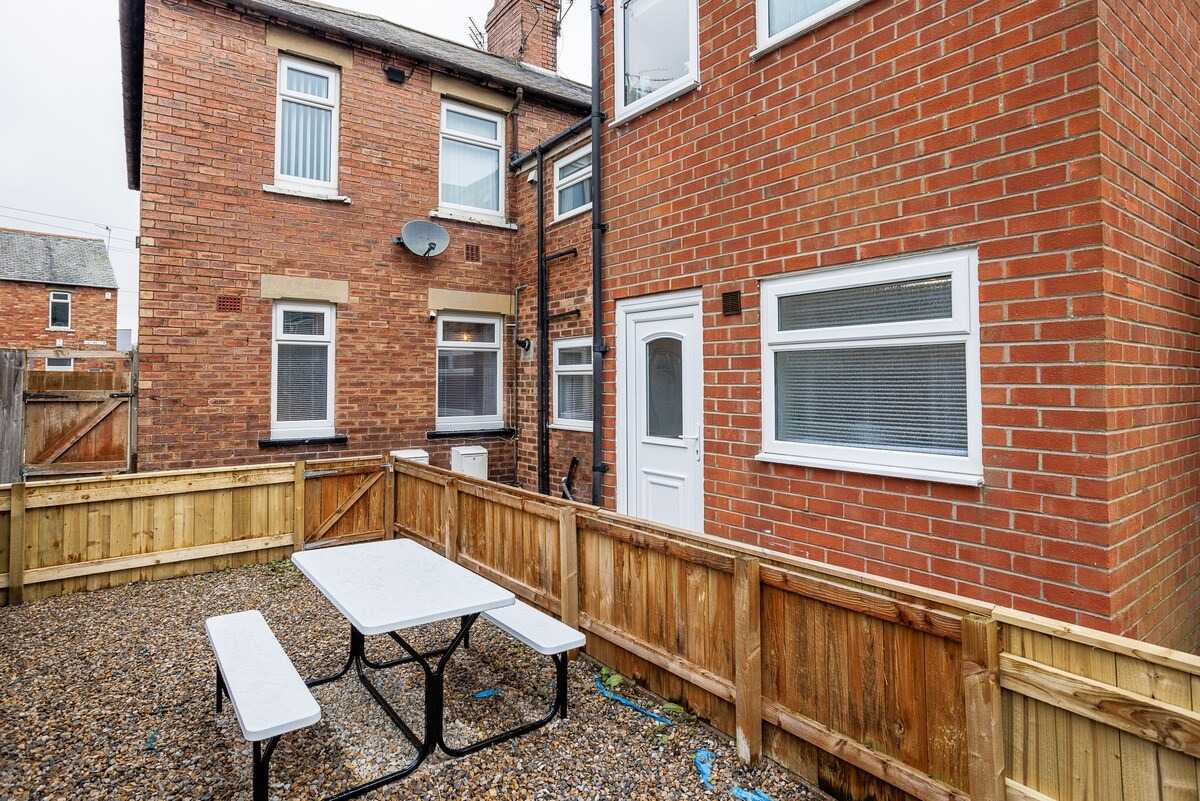 2 bed, 1 bath | GF | FREE Street Parking | FREE Fortnightly Clean | Lily Avenue NE22 in NE22 5BB, Bedlington, Northumberland, England, United Kingdom - Property image 23 - VivreStays