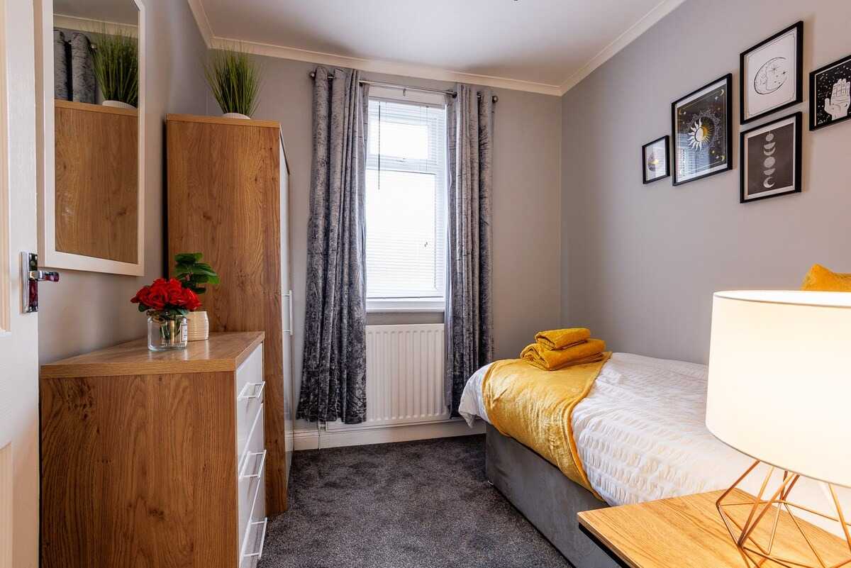 2 bed, 1 bath | GF | FREE Street Parking | FREE Fortnightly Clean | Lily Avenue NE22 in NE22 5BB, Bedlington, Northumberland, England, United Kingdom - Property image 19 - VivreStays