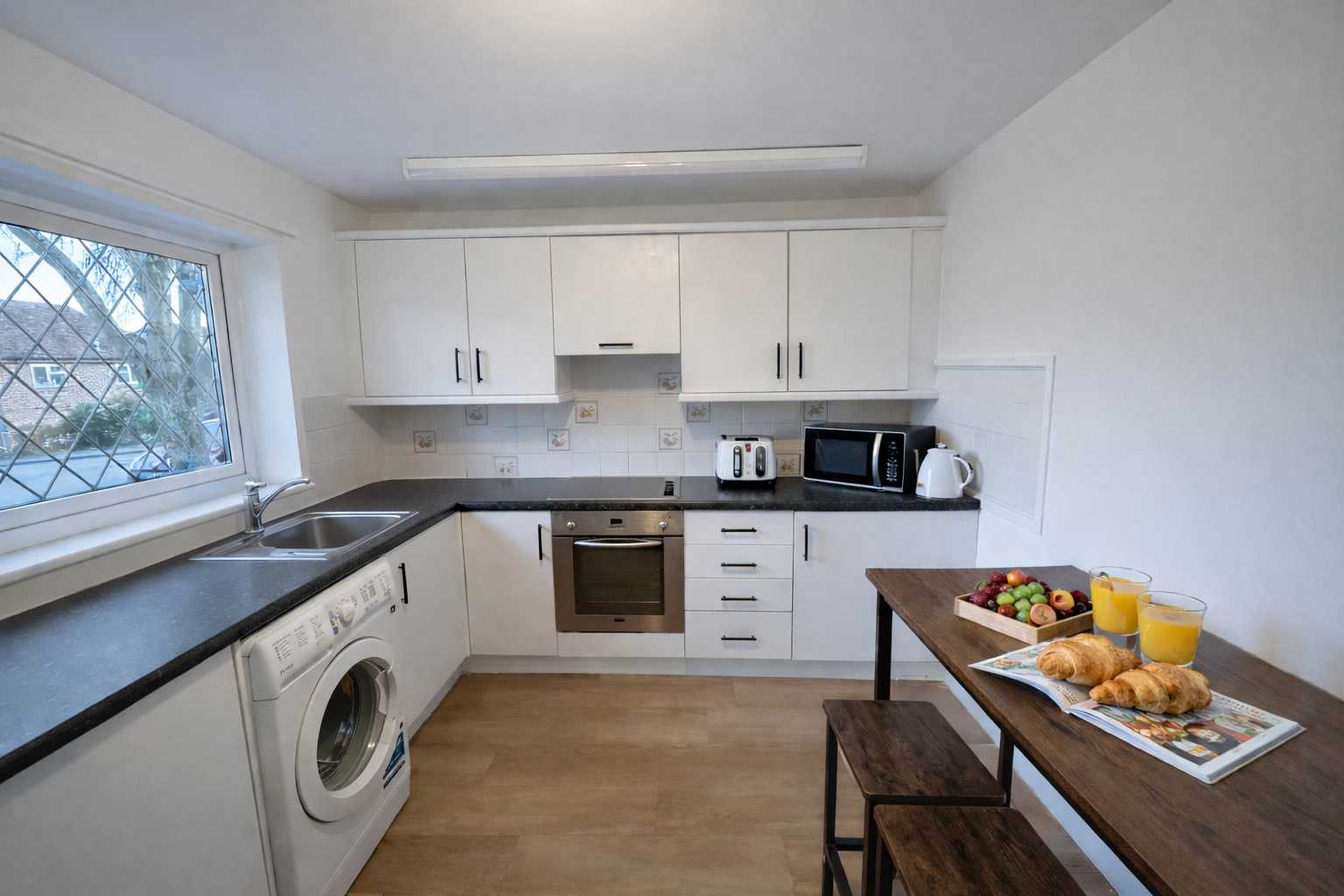 4 Bed Cosy Home, Free Parking, Dedicated Workspace in 17 Chaundler Road, Winchester, SO23 7HW, United Kingdom - Property image 3 - VivreStays
