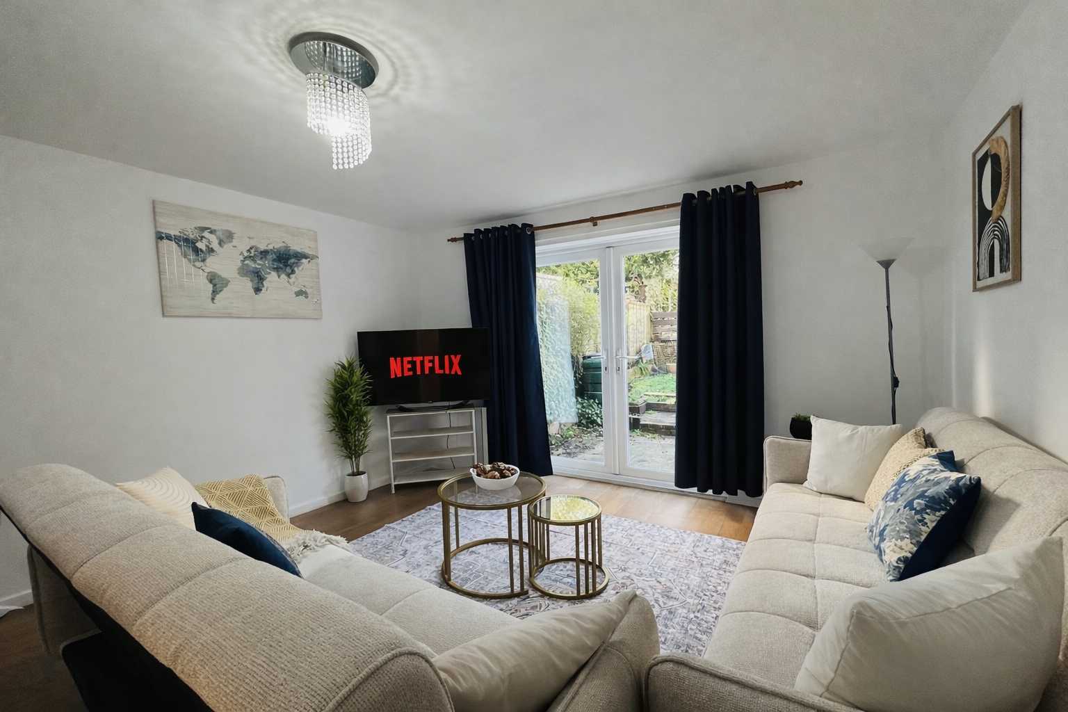 4 Bed Cosy Home, Free Parking, Dedicated Workspace serviced apartment - Winchester - VivreStays