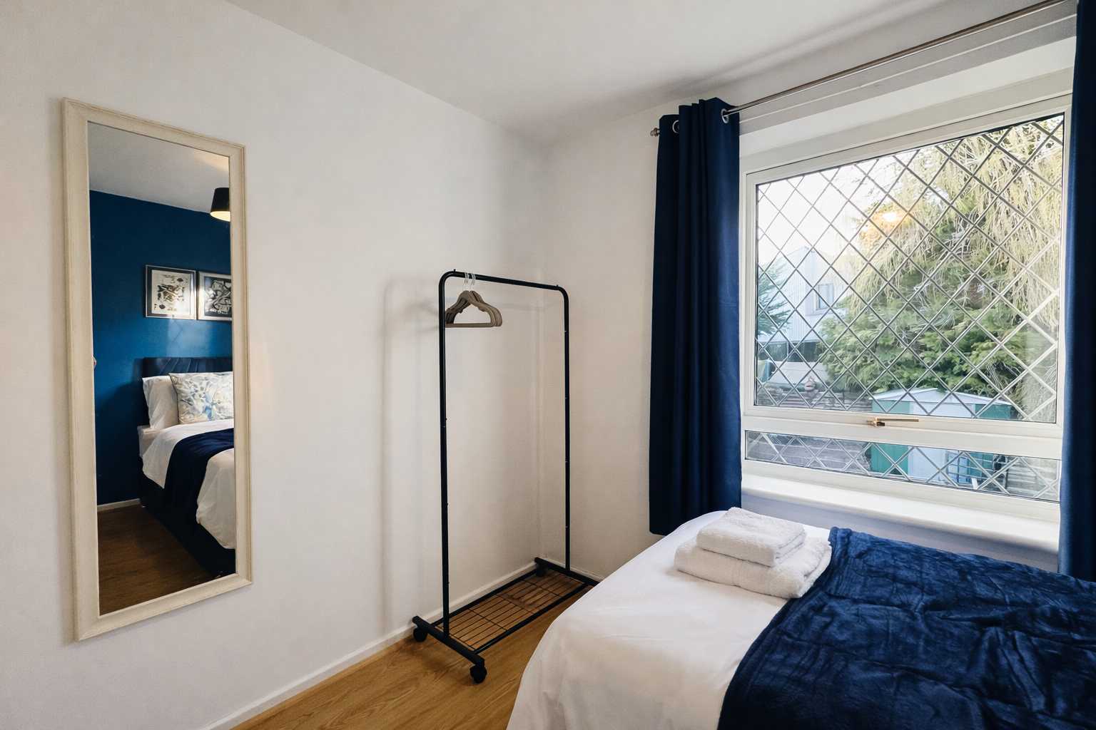 4 Bed Cosy Home, Free Parking, Dedicated Workspace in 17 Chaundler Road, Winchester, SO23 7HW, United Kingdom - Property image 10 - VivreStays