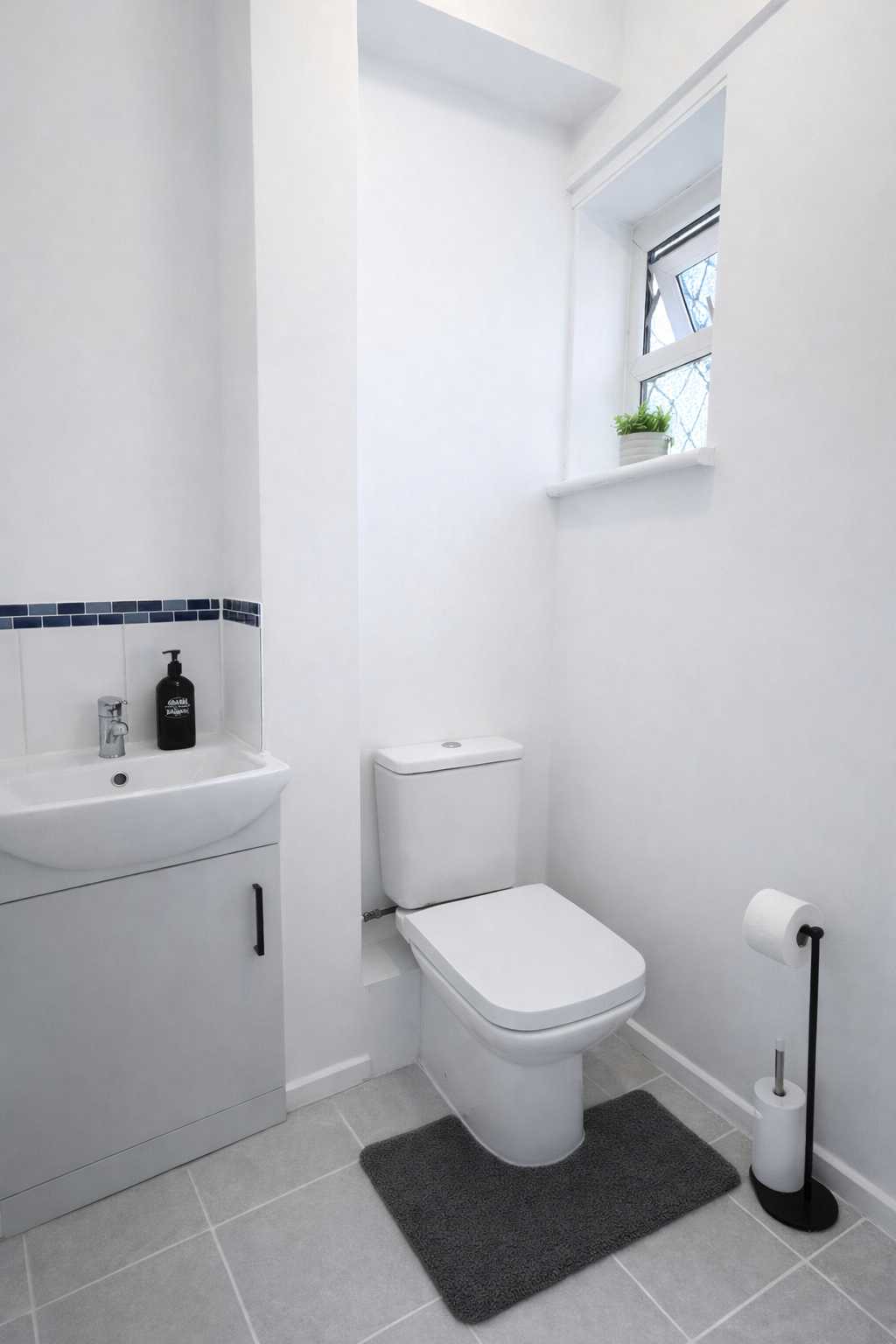 4 Bed Cosy Home, Free Parking, Dedicated Workspace in 17 Chaundler Road, Winchester, SO23 7HW, United Kingdom - Property image 13 - VivreStays
