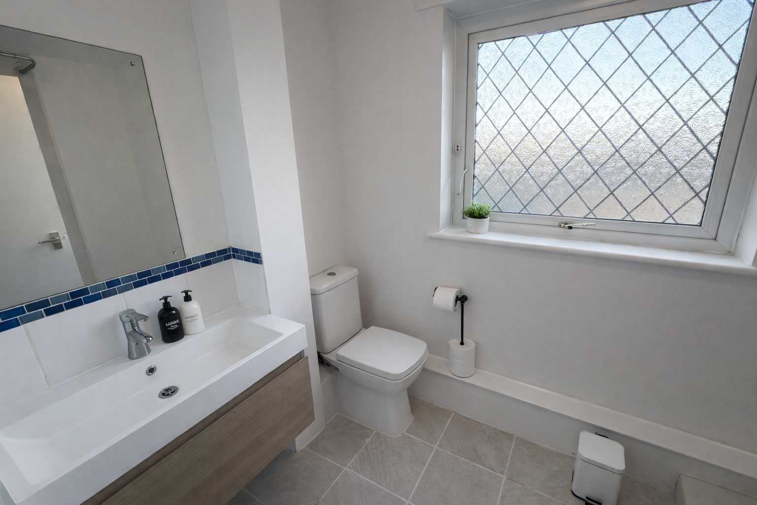 4 Bed Cosy Home, Free Parking, Dedicated Workspace in 17 Chaundler Road, Winchester, SO23 7HW, United Kingdom - Property image 19 - VivreStays