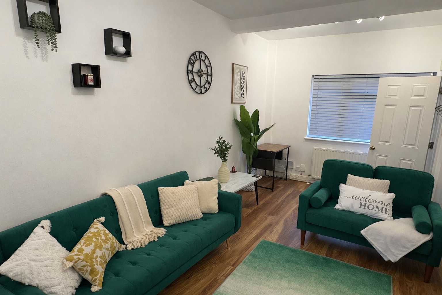 Cosy 4BR Home, Central Bromley, Bromley South Station in 27 Bromley Gardens, BR2 0ES - Property image 2 - VivreStays