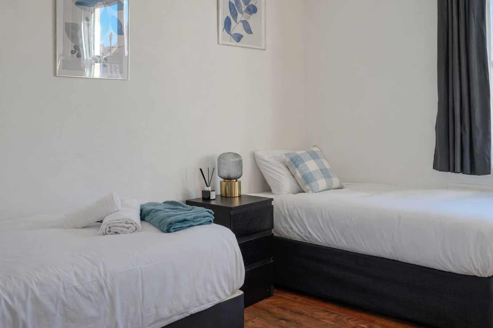 Cosy 4BR Home, Central Bromley, Bromley South Station in 27 Bromley Gardens, BR2 0ES - Property image 5 - VivreStays