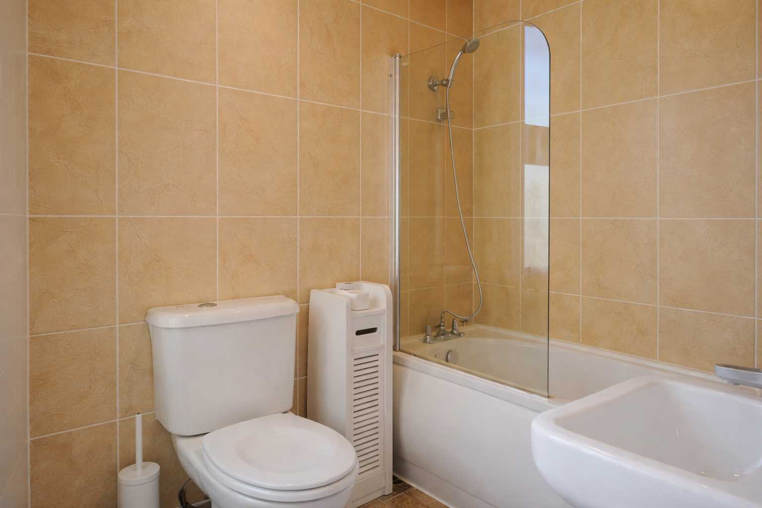 Cosy 4BR Home, Central Bromley, Bromley South Station in 27 Bromley Gardens, BR2 0ES - Property image 7 - VivreStays
