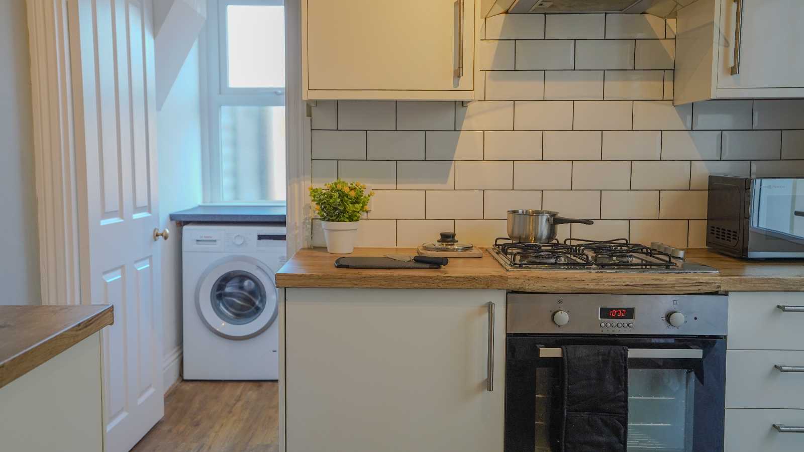 Cosy 4BR Home, Central Bromley, Bromley South Station in 27 Bromley Gardens, BR2 0ES - Property image 12 - VivreStays