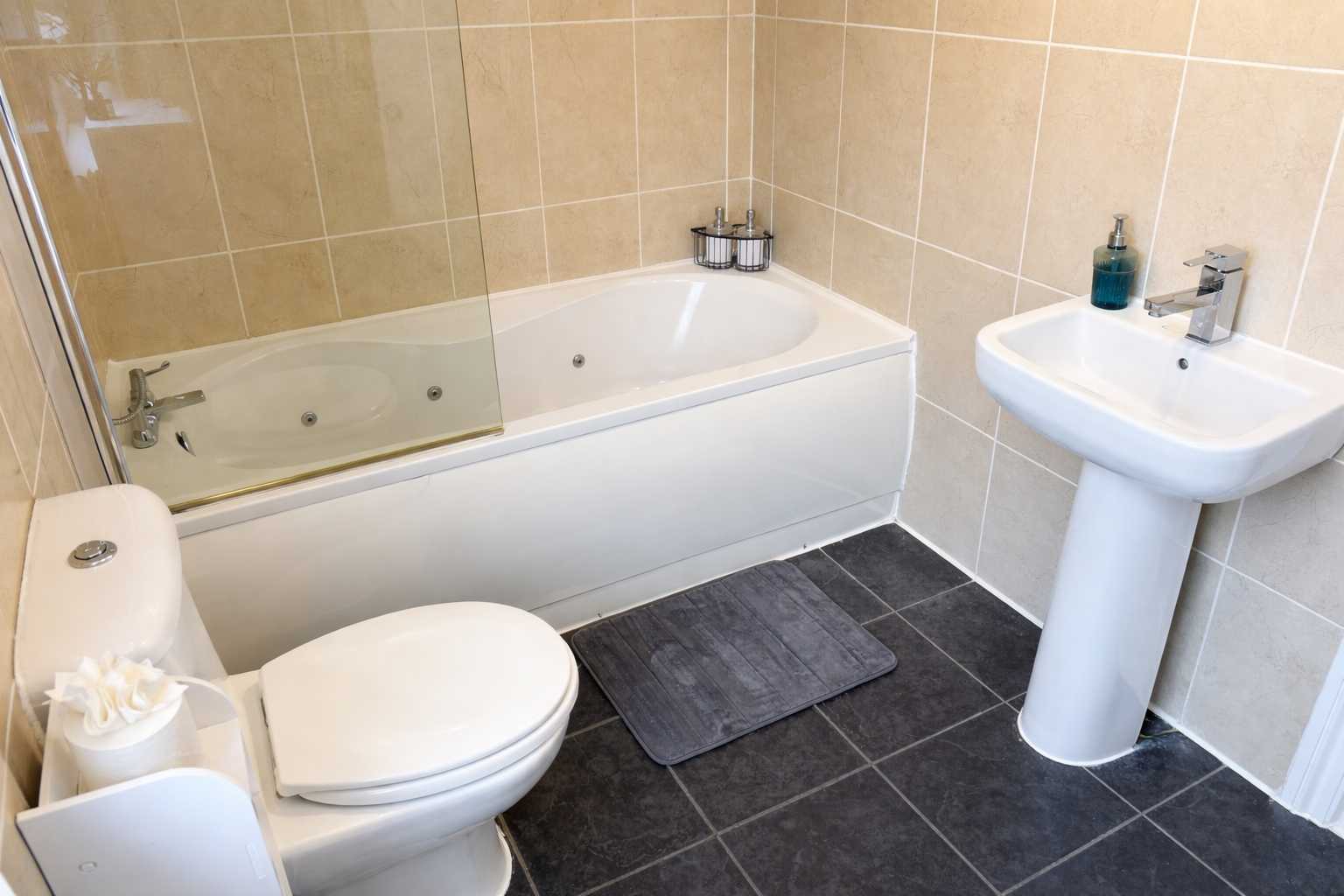 Cosy 4BR Home, Central Bromley, Bromley South Station in 27 Bromley Gardens, BR2 0ES - Property image 8 - VivreStays