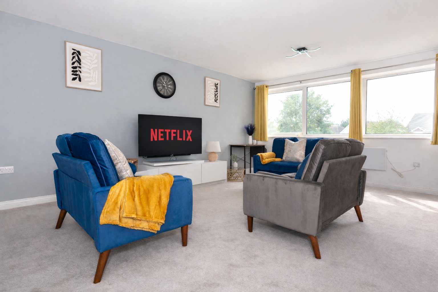 4 Bed Home, Driveway, Dedicated workspace serviced apartment - Orpington - VivreStays