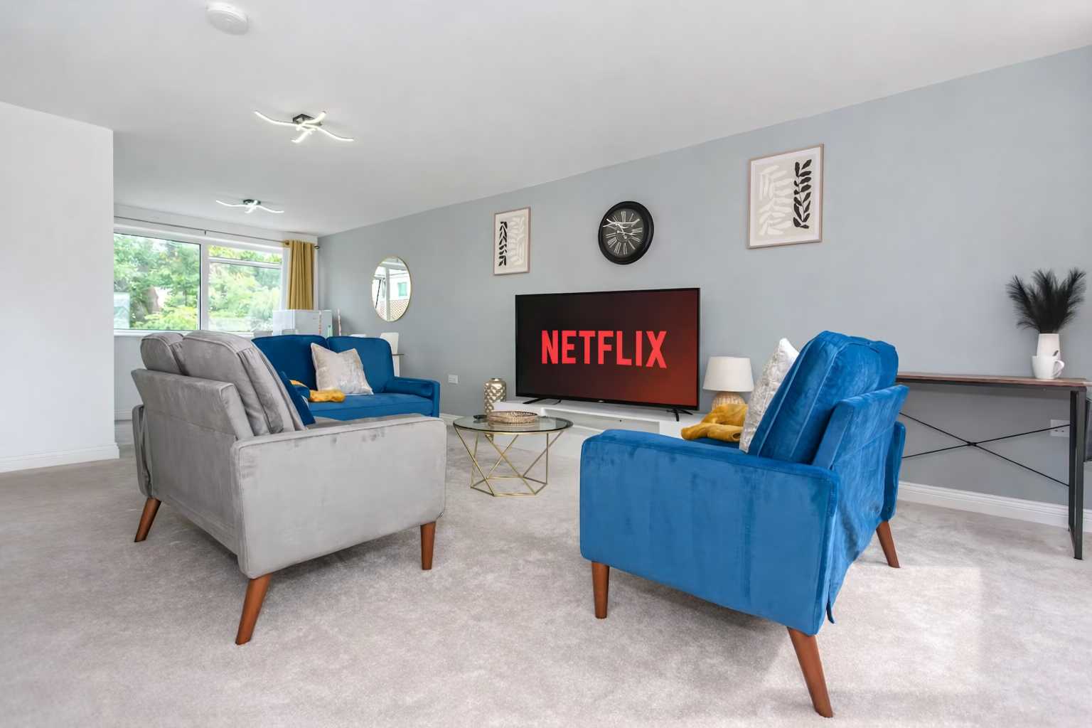 4 Bed Home, Driveway, Dedicated workspace in 75 Place Farm Avenue, Orpington, BR6 8DG, United Kingdom - Property image 2 - VivreStays