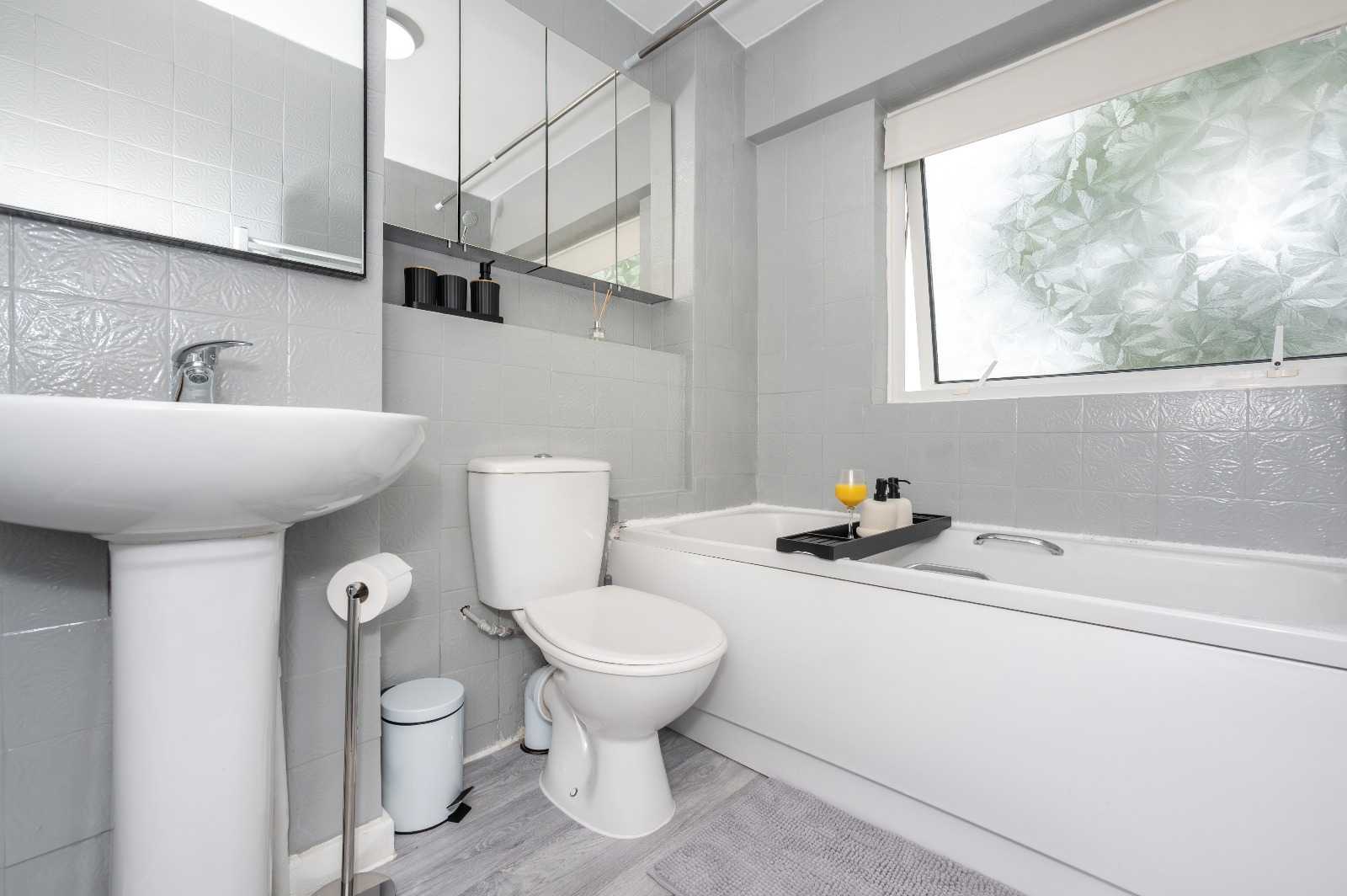 4 Bed Home, Driveway, Dedicated workspace in 75 Place Farm Avenue, Orpington, BR6 8DG, United Kingdom - Property image 9 - VivreStays