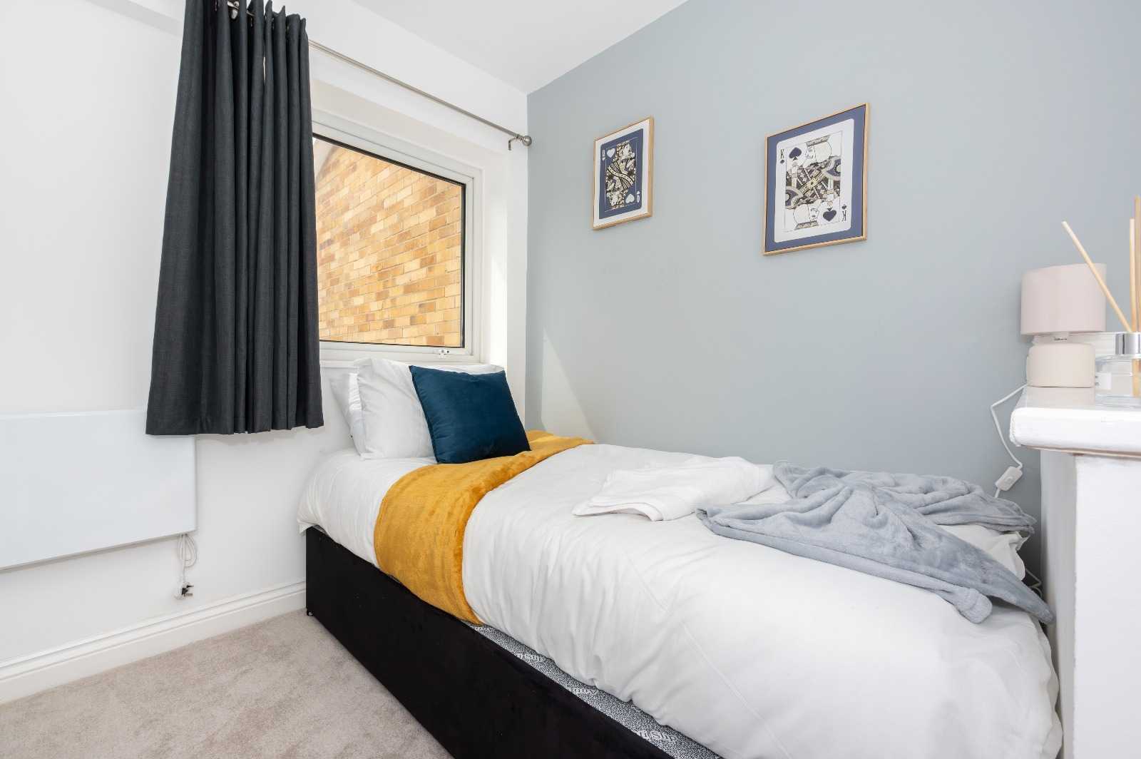 4 Bed Home, Driveway, Dedicated workspace in 75 Place Farm Avenue, Orpington, BR6 8DG, United Kingdom - Property image 11 - VivreStays