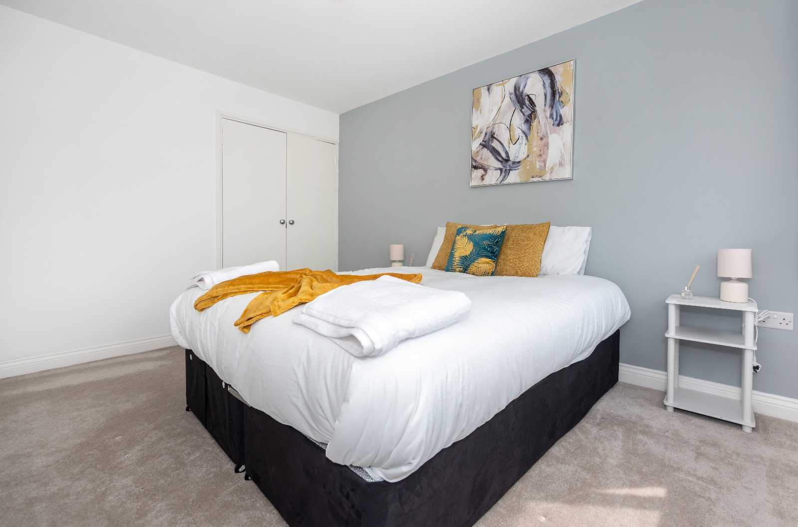 4 Bed Home, Driveway, Dedicated workspace in 75 Place Farm Avenue, Orpington, BR6 8DG, United Kingdom - Property image 13 - VivreStays