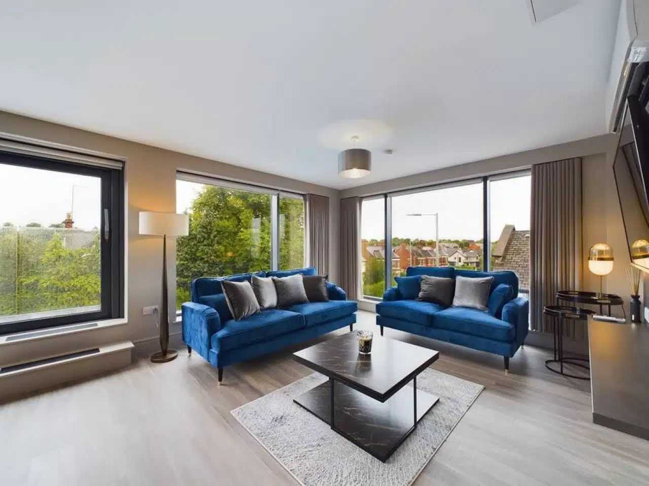 2 bedroom Lesley House Apartments by StaySavvy Accommodation serviced apartment - Belfast - VivreStays