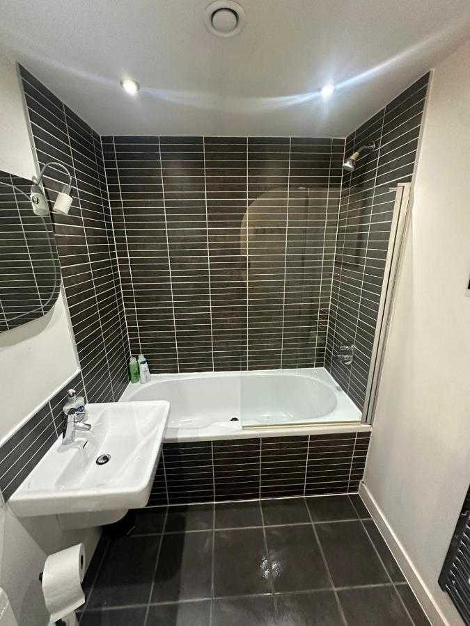 City View One Bedroom Apartment by StaySavvy Accommodation in 46 Cheapside, Liverpool, L3 2HA, United Kingdom - Property image 30 - VivreStays