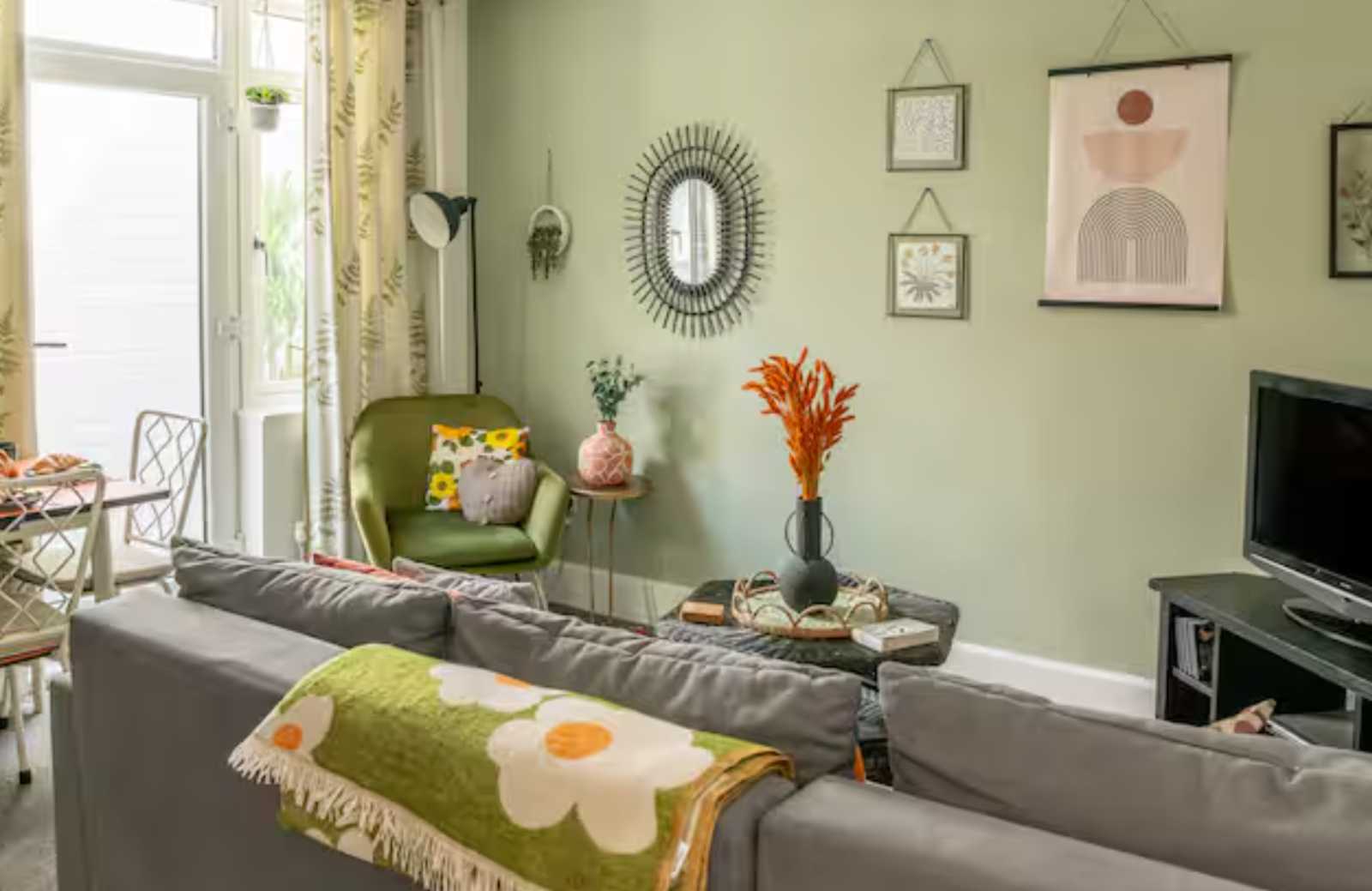 View Flat 2, 271 Longmore Road by Mia Partners Flat 2, 271 Longmore Road by Mia Partners serviced apartment - Solihull - VivreStays