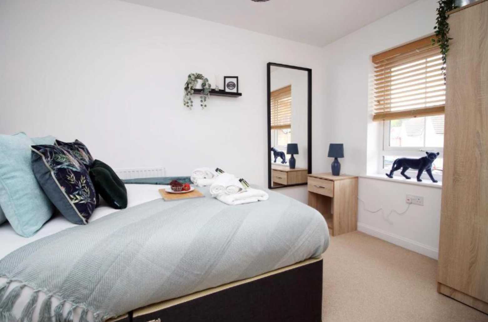 Ebbw House by Mia Partners in 25 De Haia Road, Newport, NP10 9NT, United Kingdom - Property image 3 - VivreStays