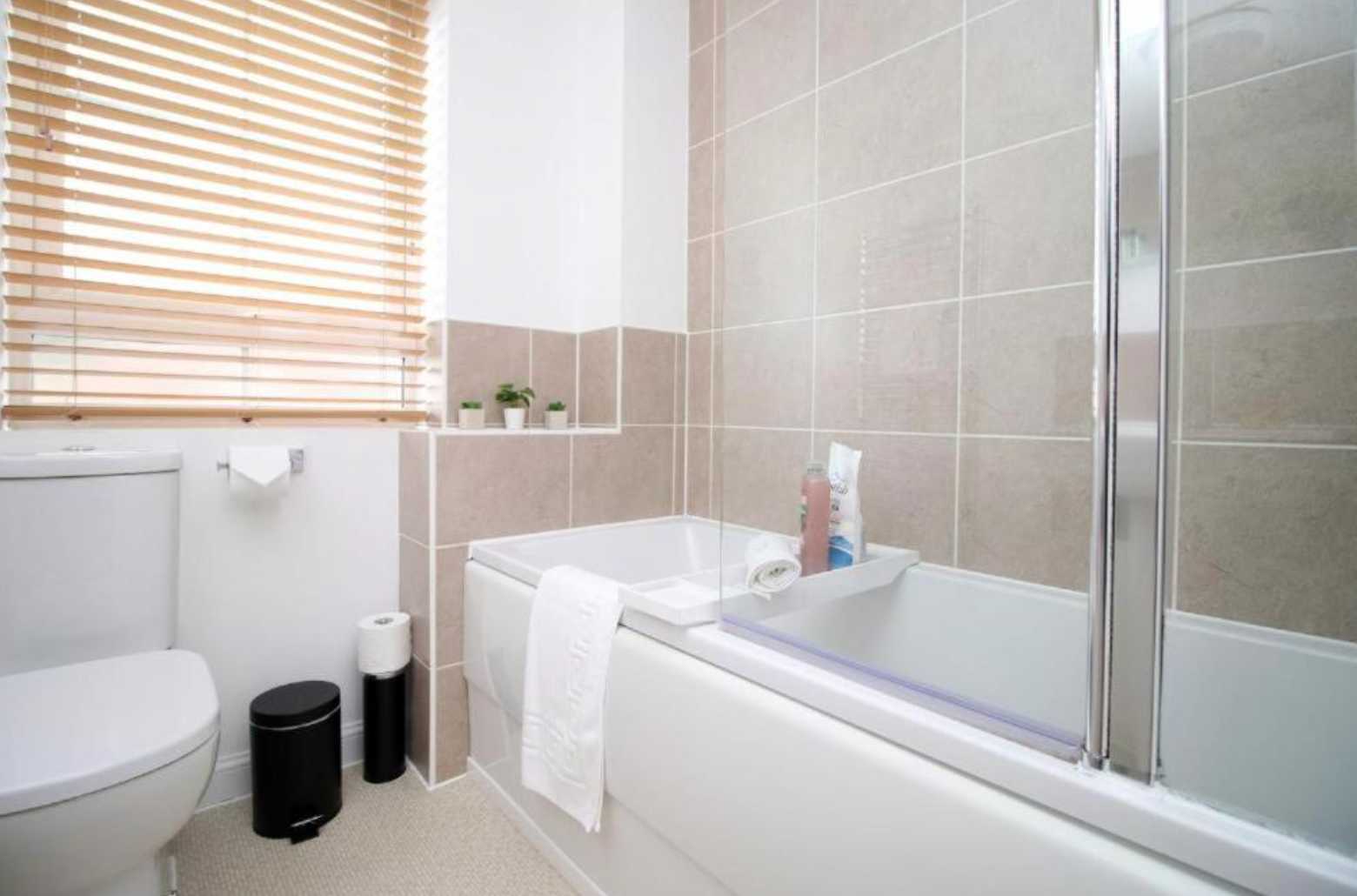 Ebbw House by Mia Partners in 25 De Haia Road, Newport, NP10 9NT, United Kingdom - Property image 6 - VivreStays