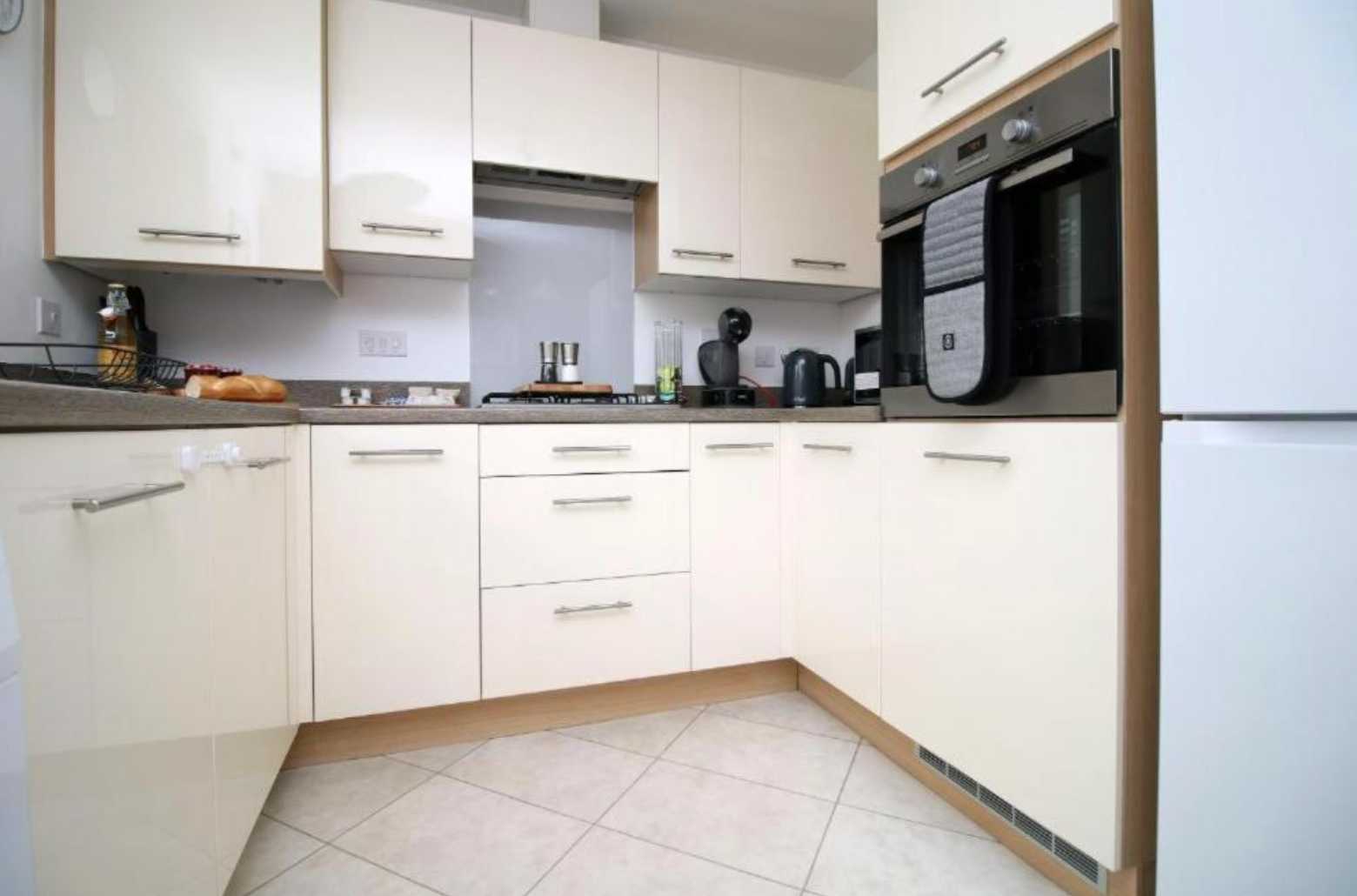 Ebbw House by Mia Partners in 25 De Haia Road, Newport, NP10 9NT, United Kingdom - Property image 11 - VivreStays
