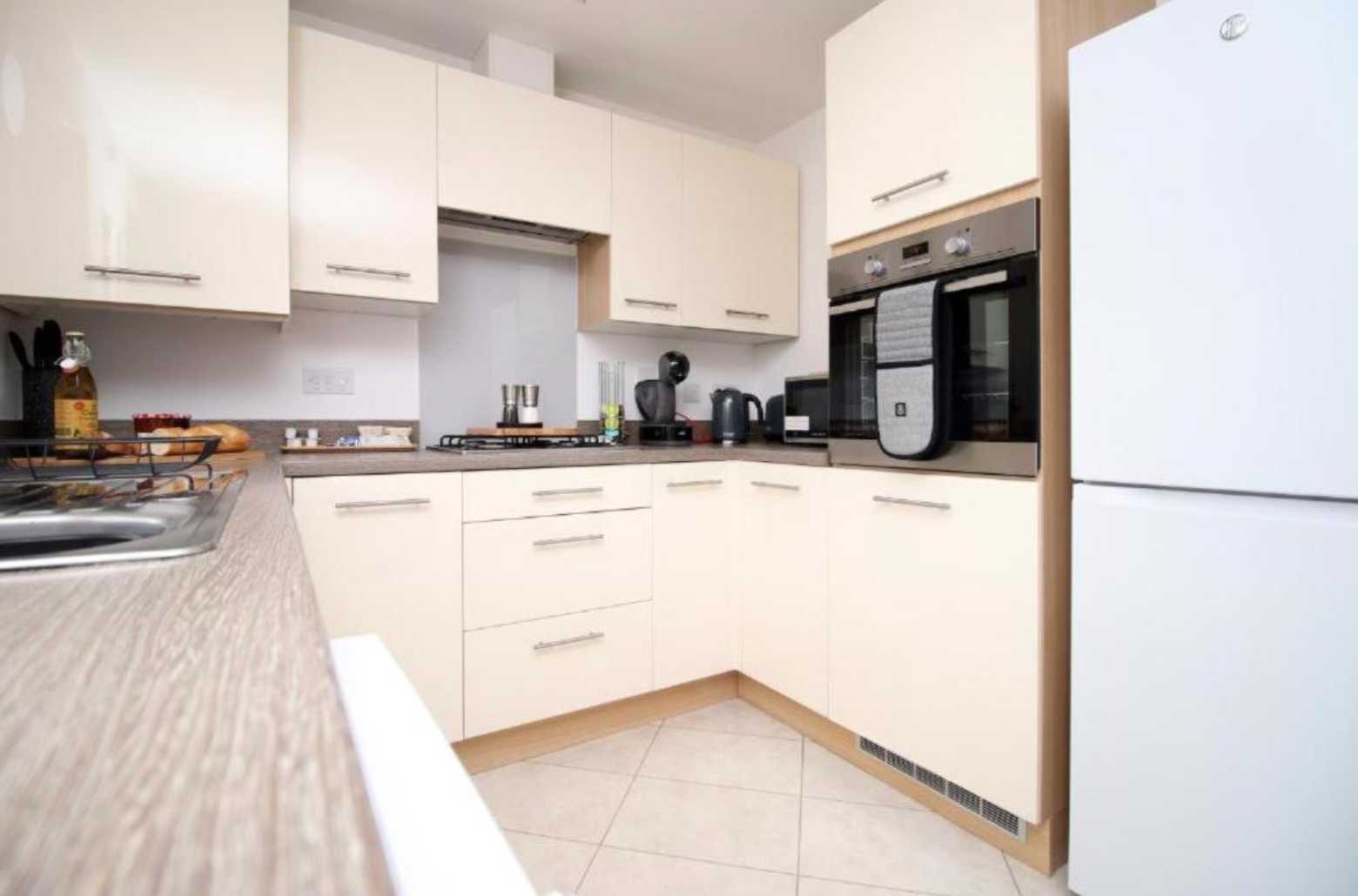 Ebbw House by Mia Partners in 25 De Haia Road, Newport, NP10 9NT, United Kingdom - Property image 14 - VivreStays