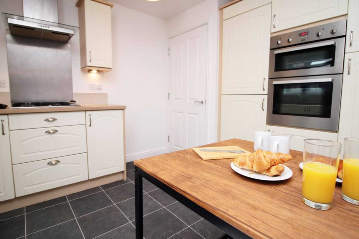 1 Alicia by Mia Partners in 1 Alicia Way, Newport, NP20 2FL, United Kingdom - Property image 5 - VivreStays