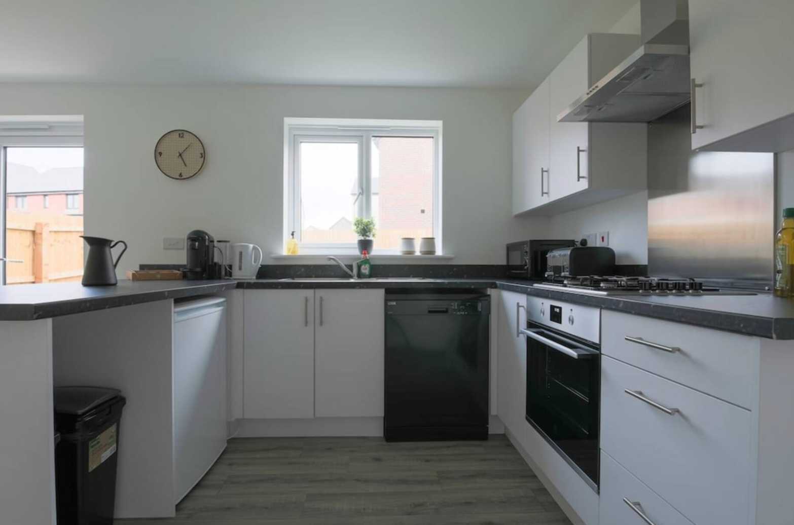 Rhodfa Hughes by Mia Partners in 25 Rhodfa Hughes, CF3 6YY - Property image 5 - VivreStays
